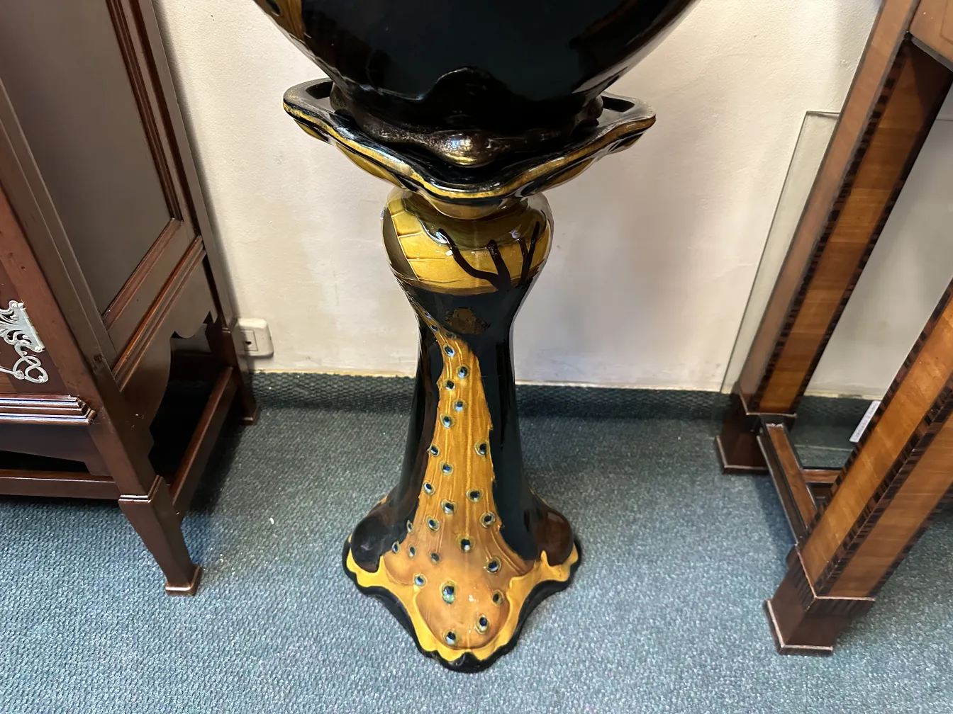 vaso di fiori antico con base decorativa in nero e oro