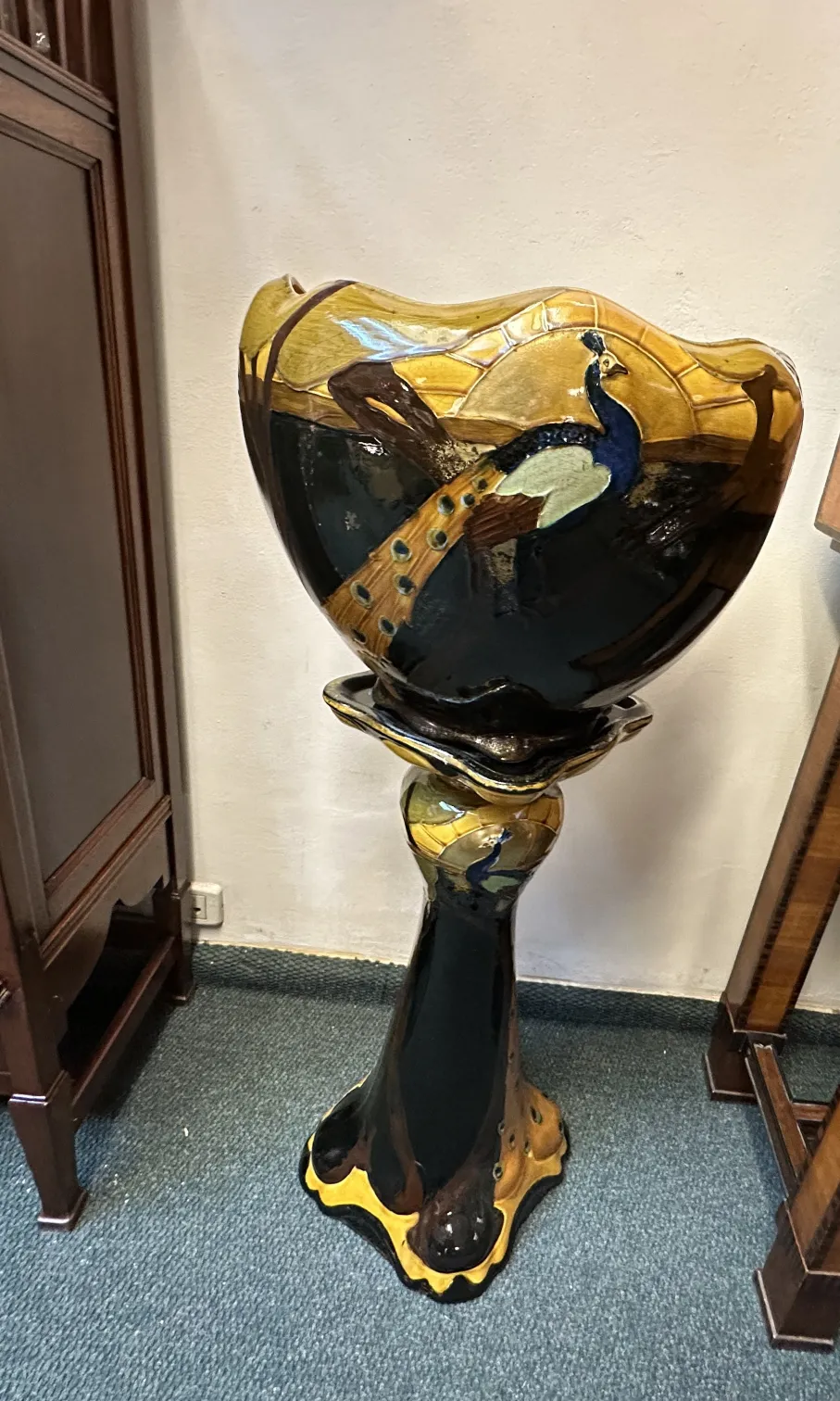 vaso di fiori antico in ceramica con colori vivaci, ambiente classico