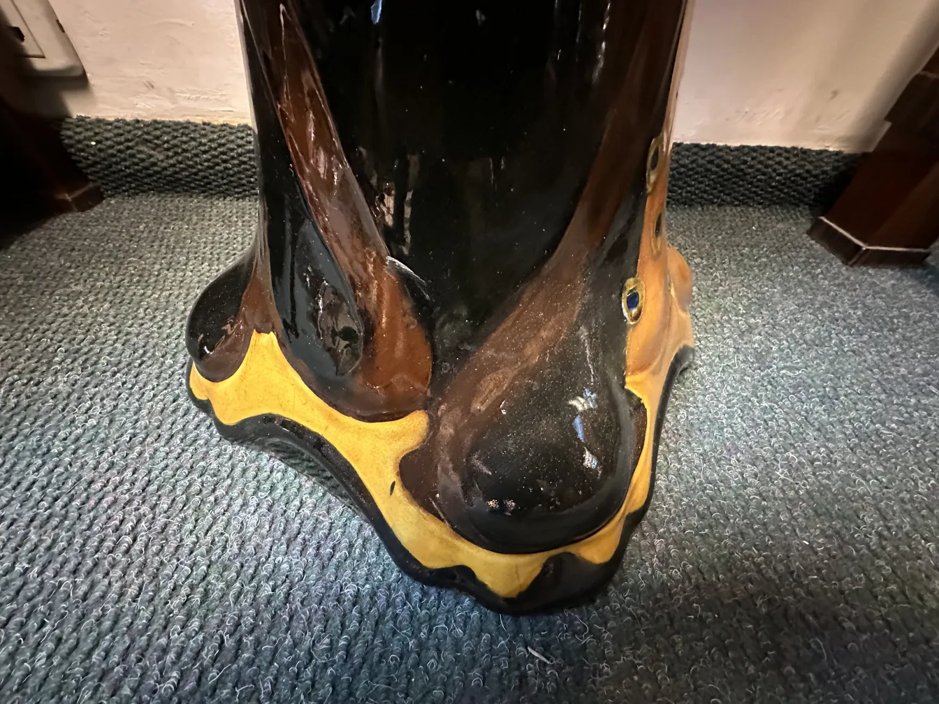 고풍스러운 화분, 어두운 색과 금색의 장식 기초