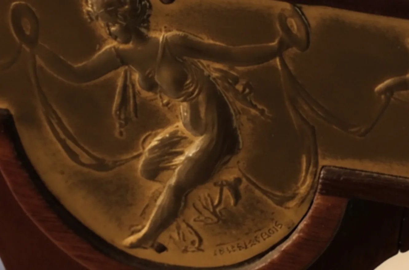 2 антикварных стула в уютной обстановке, с замысловатыми декоративными деталями, демонстрирующие элегантный и классический дизайн.