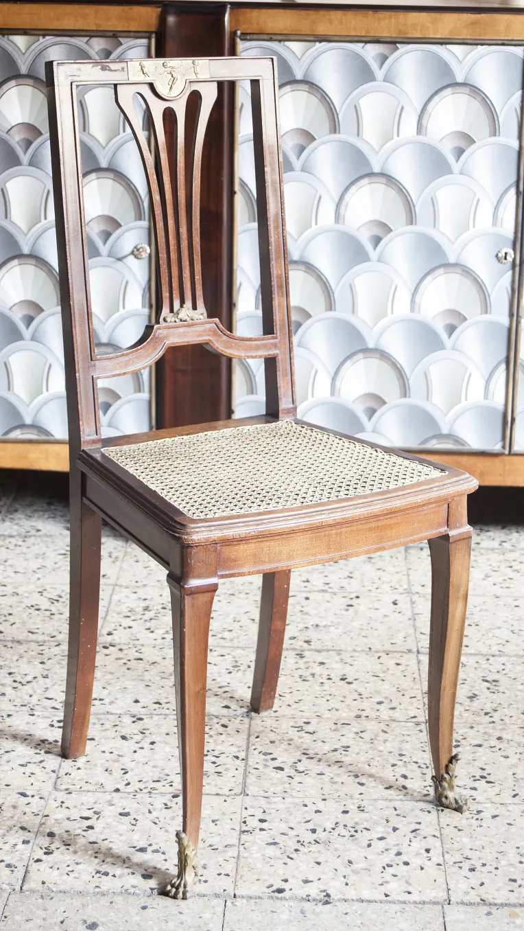 2 sedie antiche con design classico in un ambiente luminoso