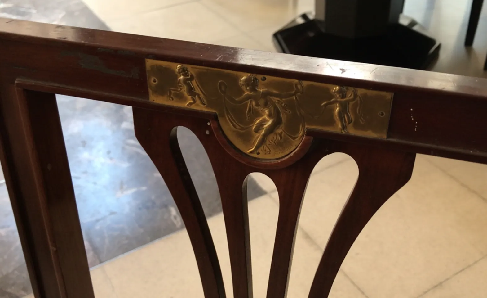 detalhe antigo de 2 cadeiras com design ornamental