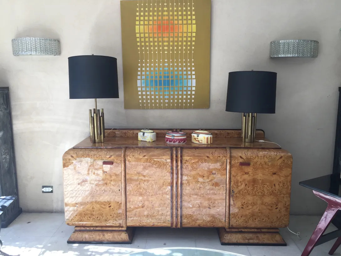 Antica pittura Ahende Wallferg su sfondo neutro con lampade
