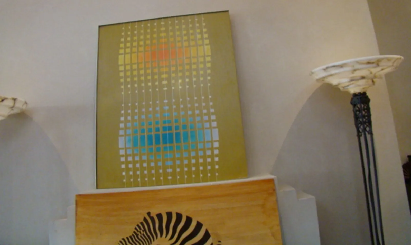 لوحة قديمة تتميز بأشكال هندسية وألوان دافئة، خلفية صفراء.