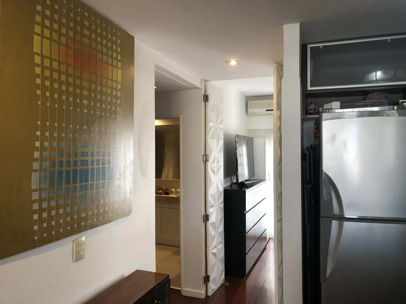 Dipinto antico con design geometrico in oro e blu.