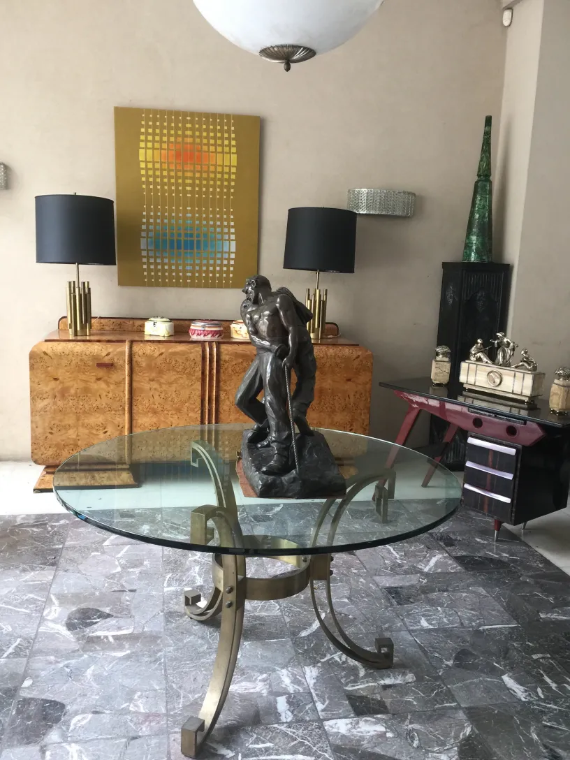 Pintura antiga colorida com design abstrato, Ahende Wallferg 1967, em um ambiente moderno