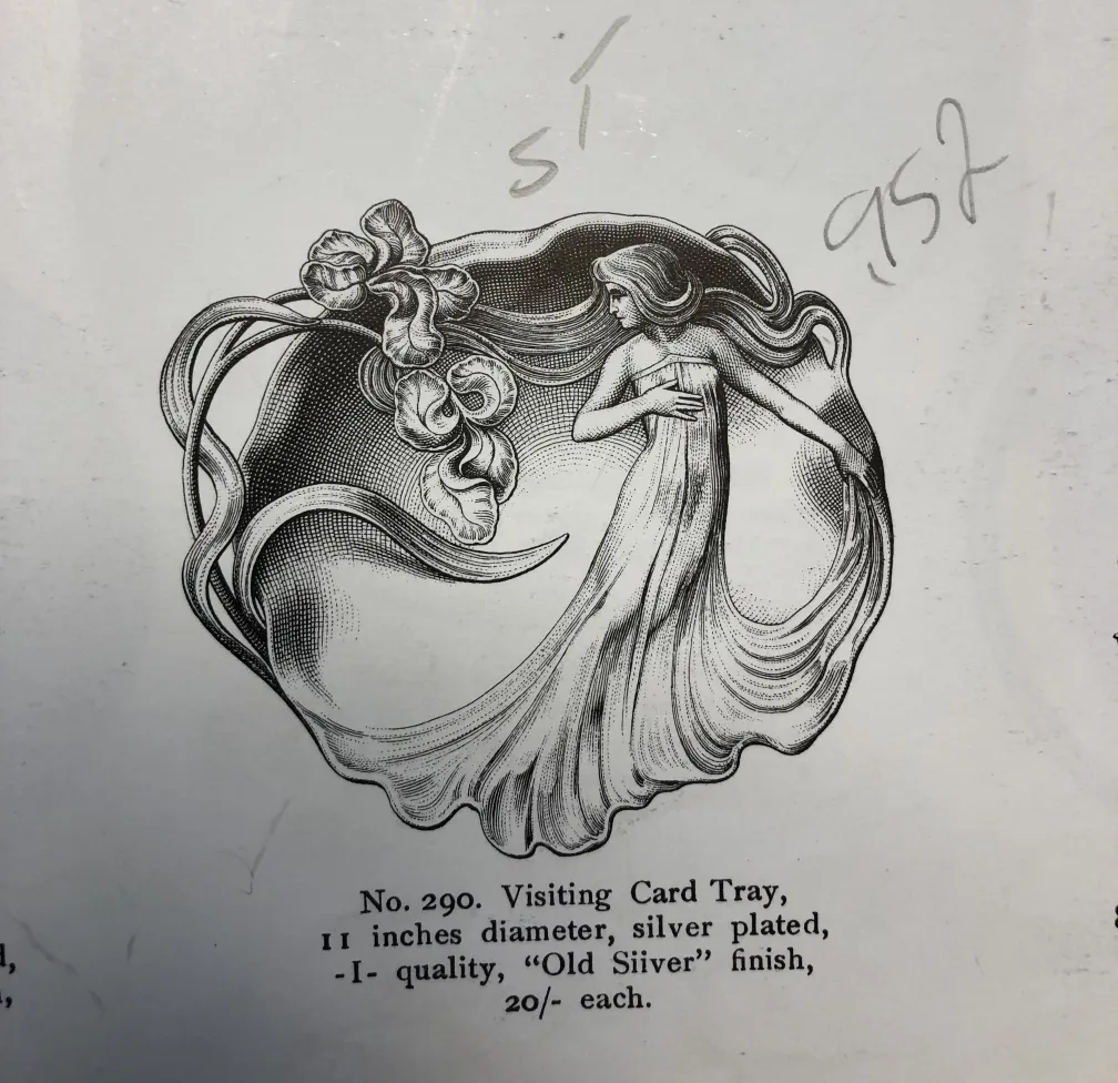 Bandeja de cartas antigua con diseño floral y figura