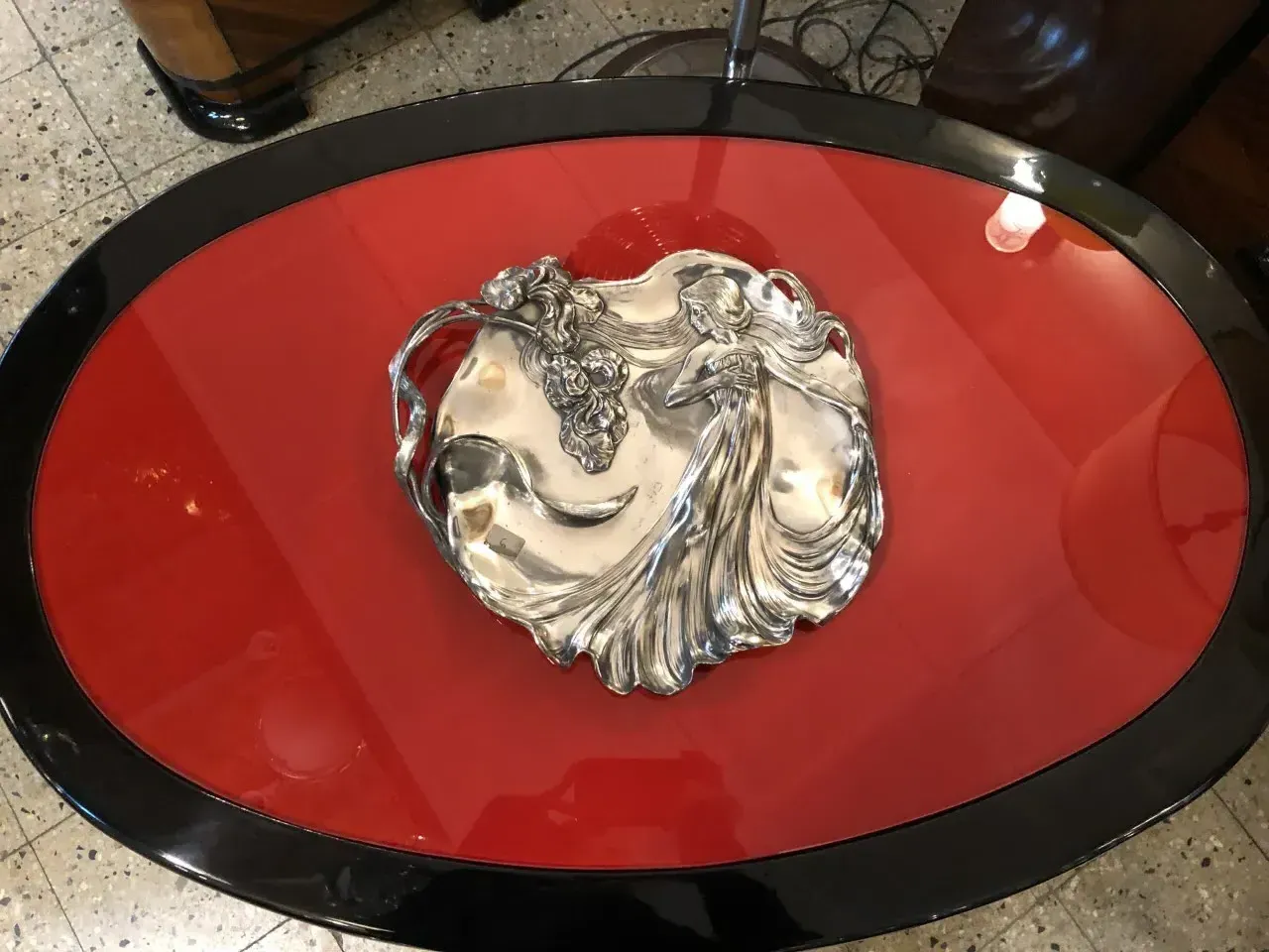 古董卡片托盘WMF在红色桌子上，有细节