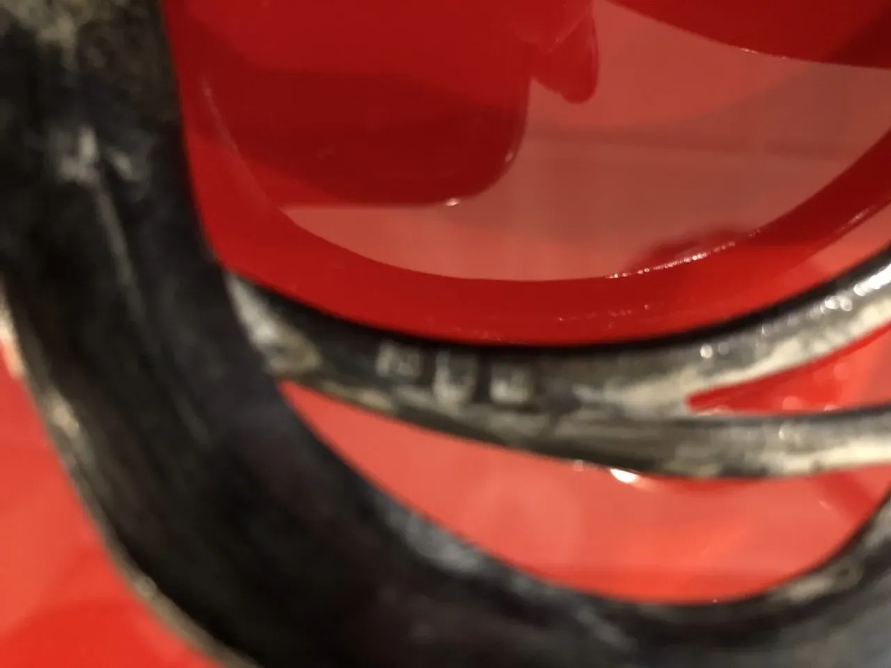 antiker WMF Kartenfach mit elegantem Design auf rotem Hintergrund