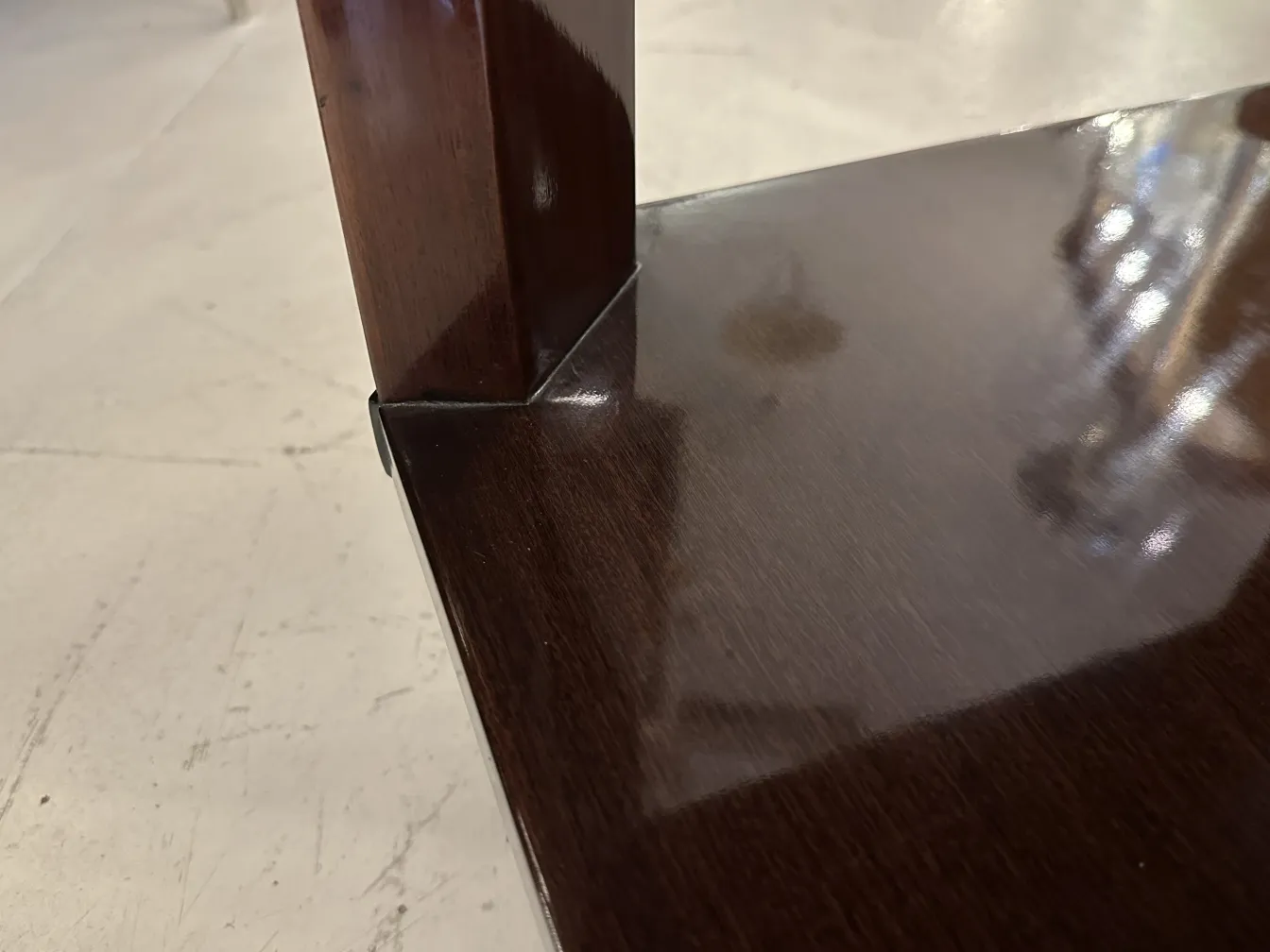 艺术装饰风格的古董茶几侧面视图