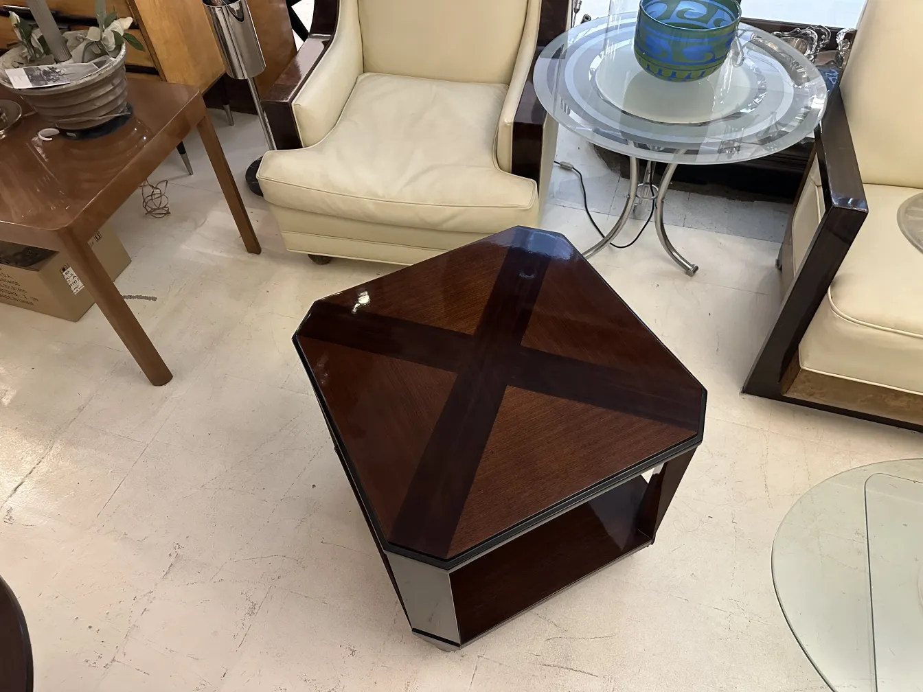 Antike Couchtisch mit Art Deco Design in modernem Ambiente