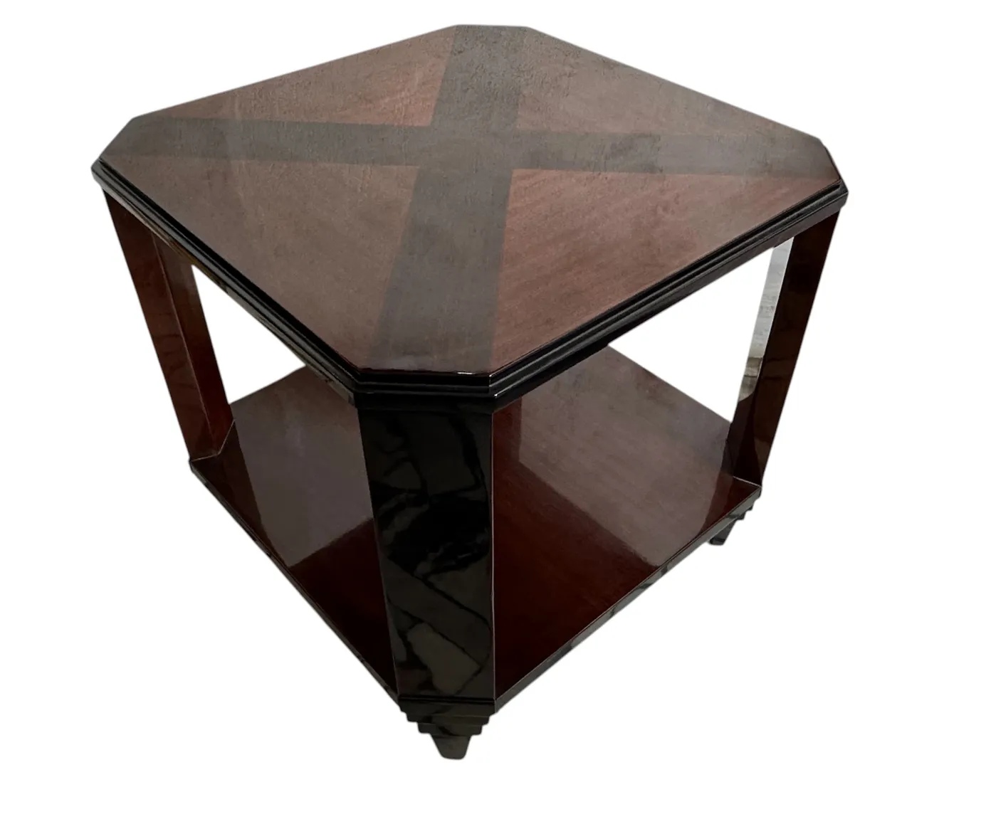 mesa ratona antigua de estilo art deco, con forma hexagonal y superficie brillante, complementada por un entorno acogedor