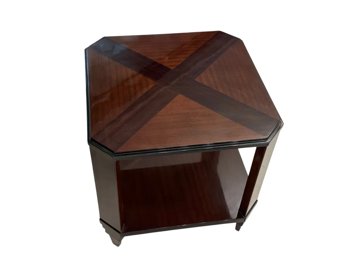 पुरानी कॉफी टेबल, अष्टकोणीय आकार और लकड़ी की सजावट।
