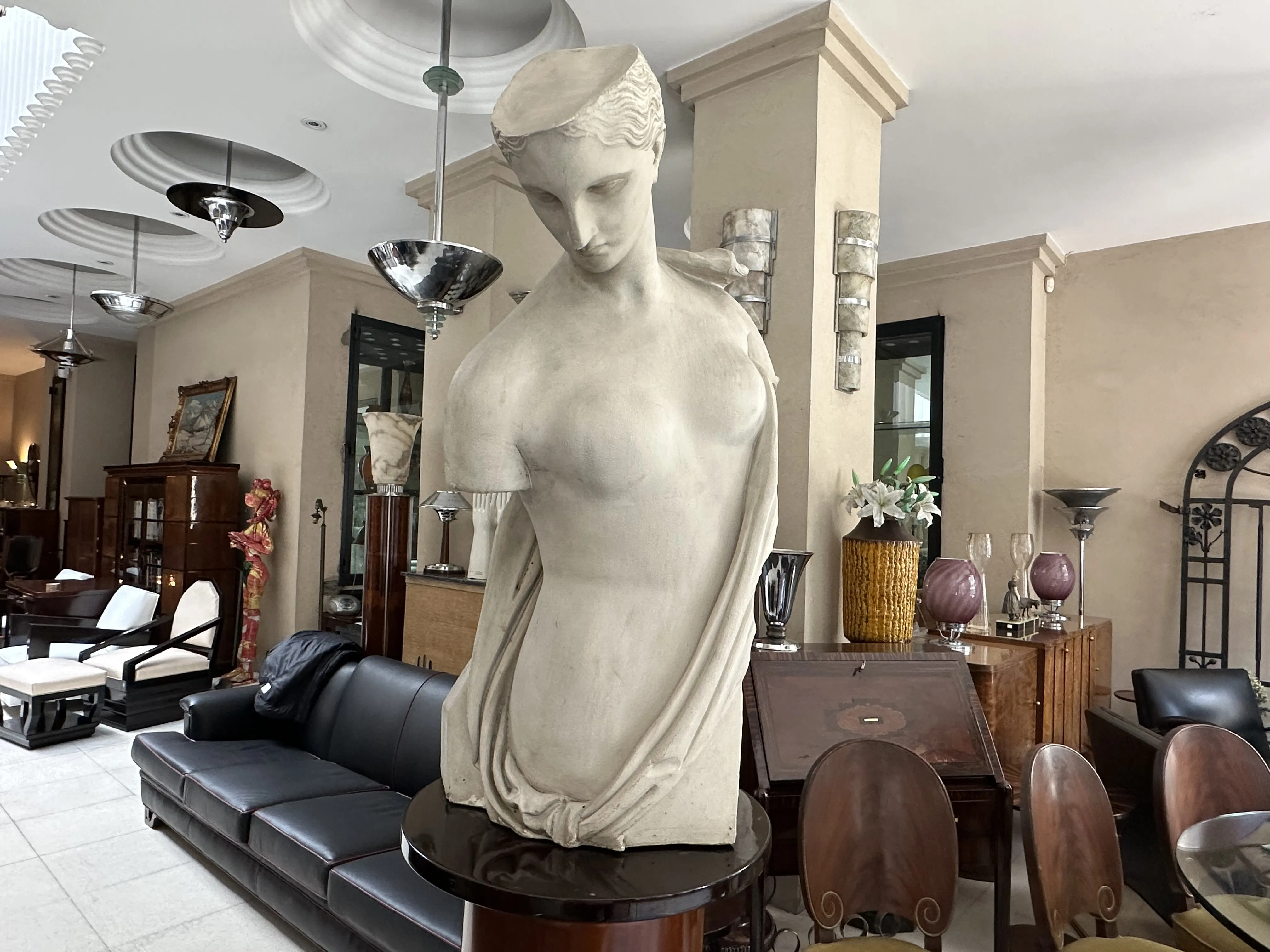 antike Skulptur einer Frau mit feinen Details in einem eleganten Umfeld