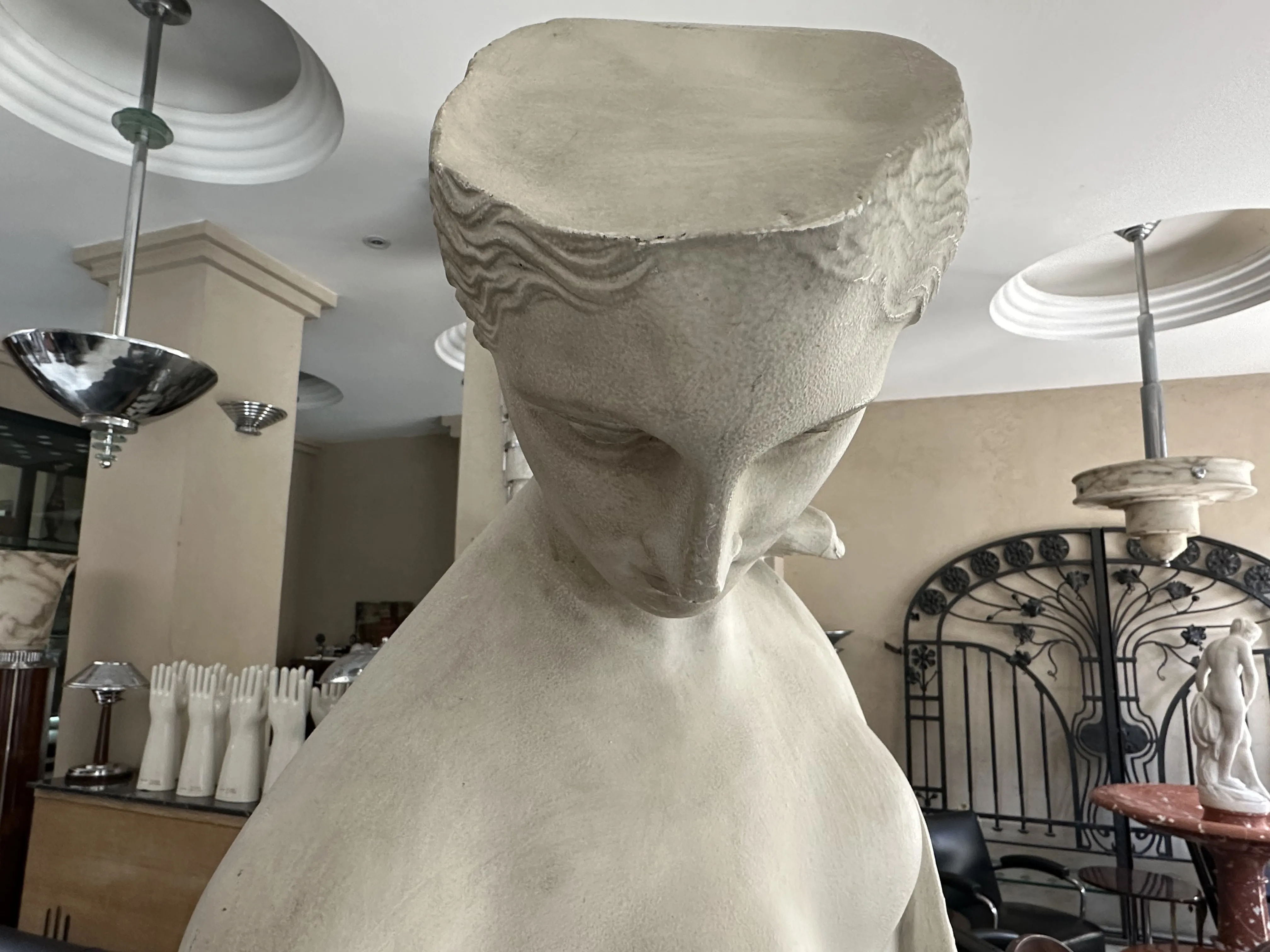 antike Skulptur mit sanften und ruhigen Details in einer eleganten Umgebung