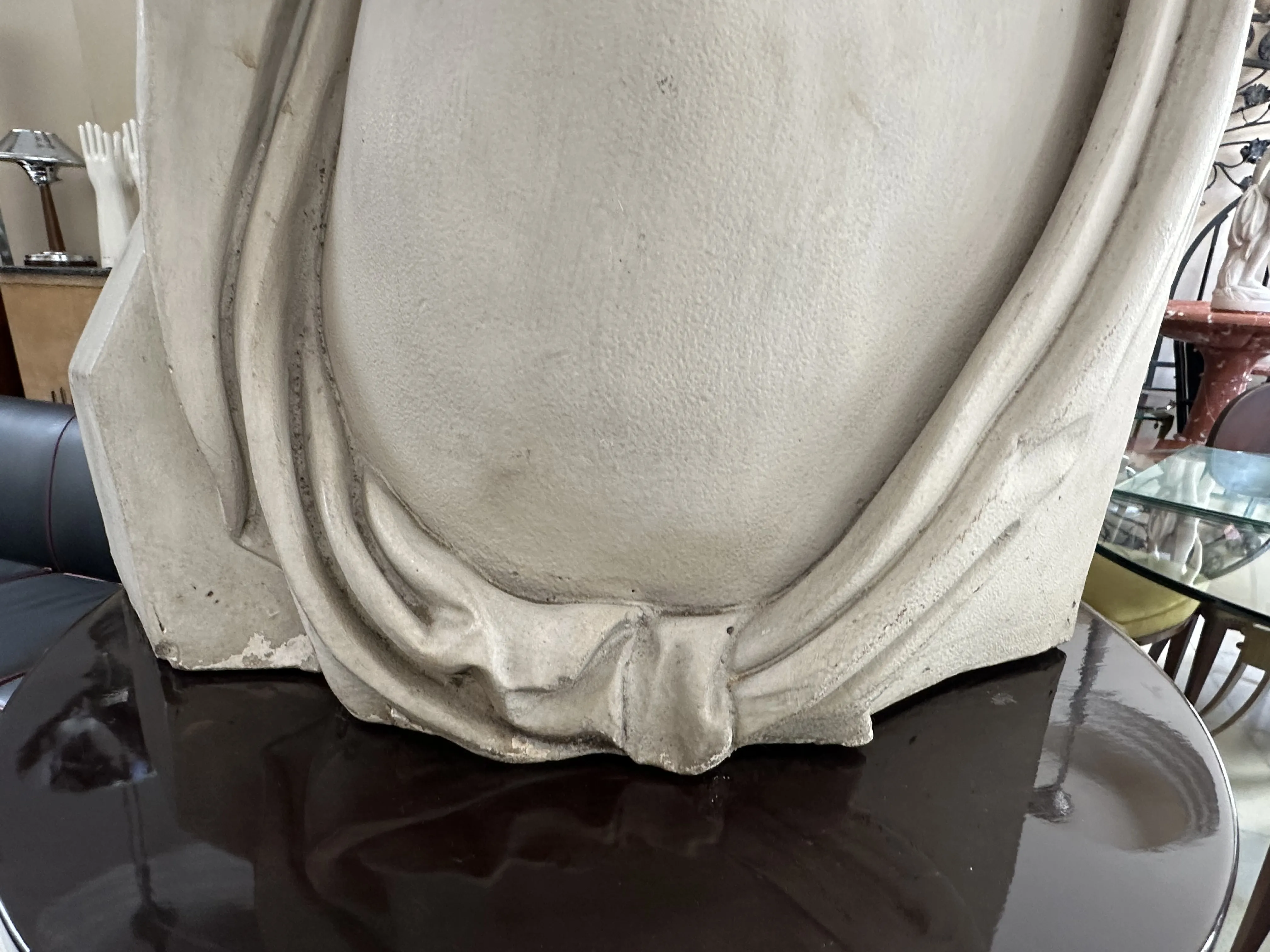 Detail einer antiken Skulptur mit sichtbaren Falten