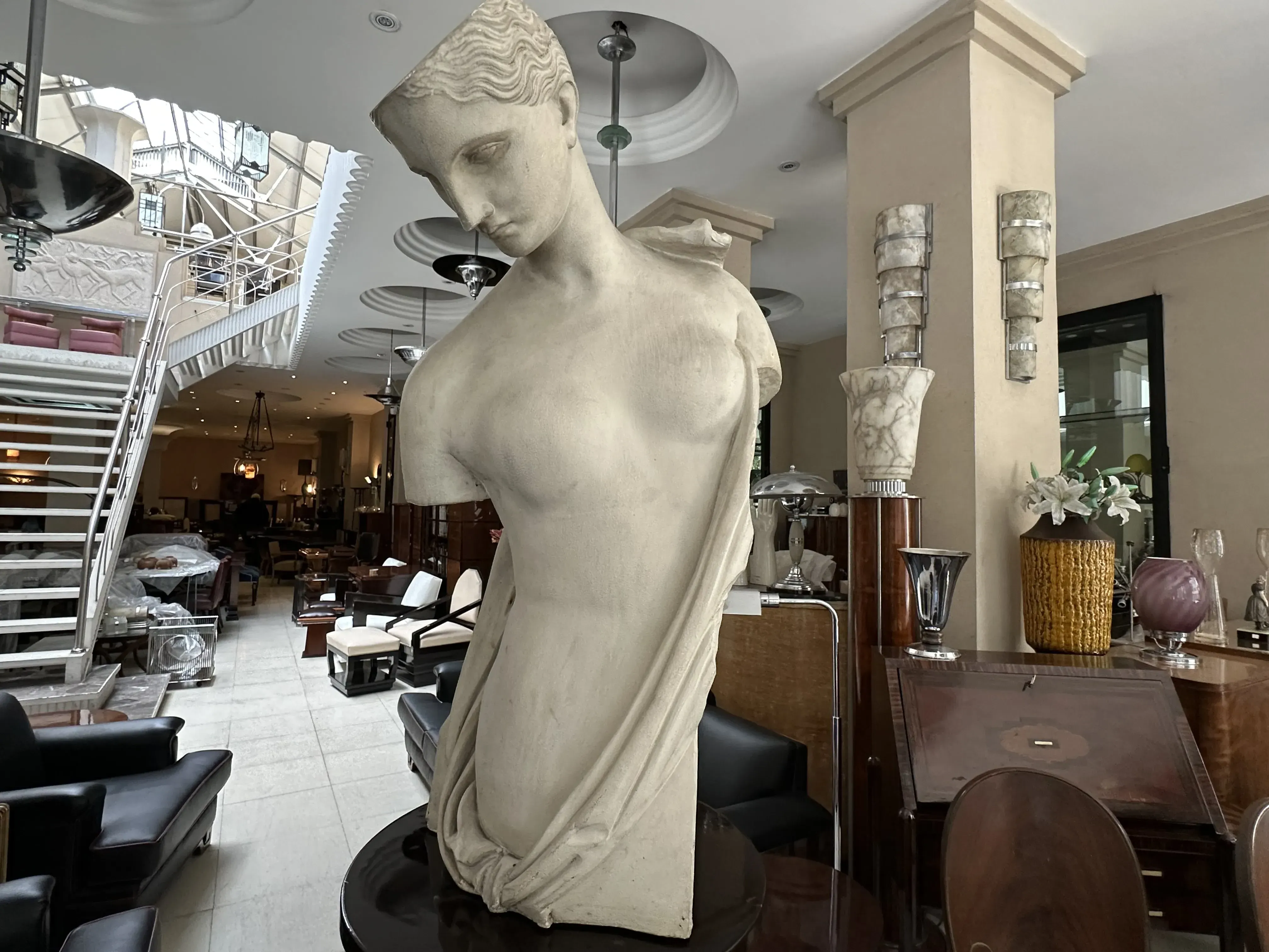antike Skulptur einer Frau mit zarten Details in einer eleganten und gemütlichen Umgebung