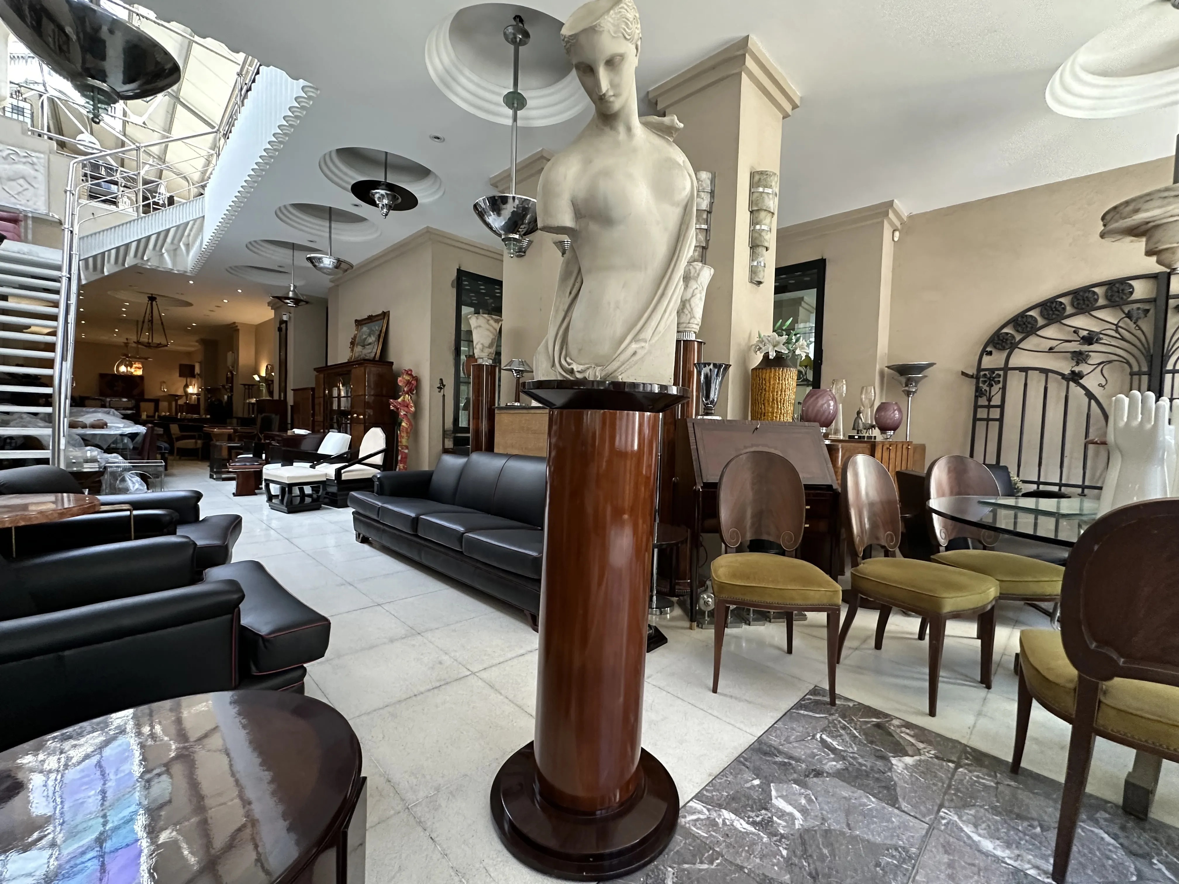 alte Skulptur von Pietro Barzanti in eleganter Umgebung
