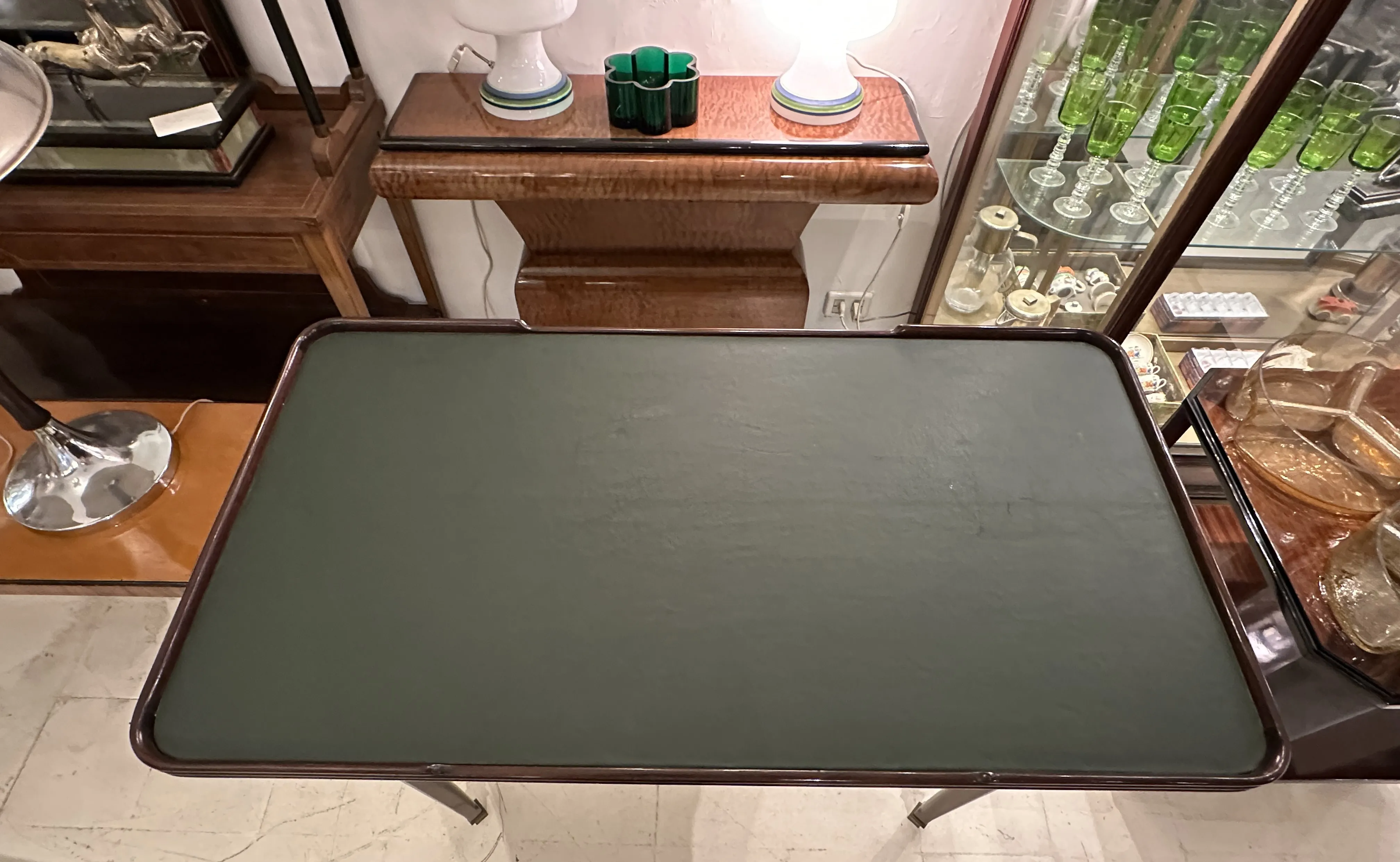 Mesa de comedor antigua para cuatro personas en un ambiente elegante
