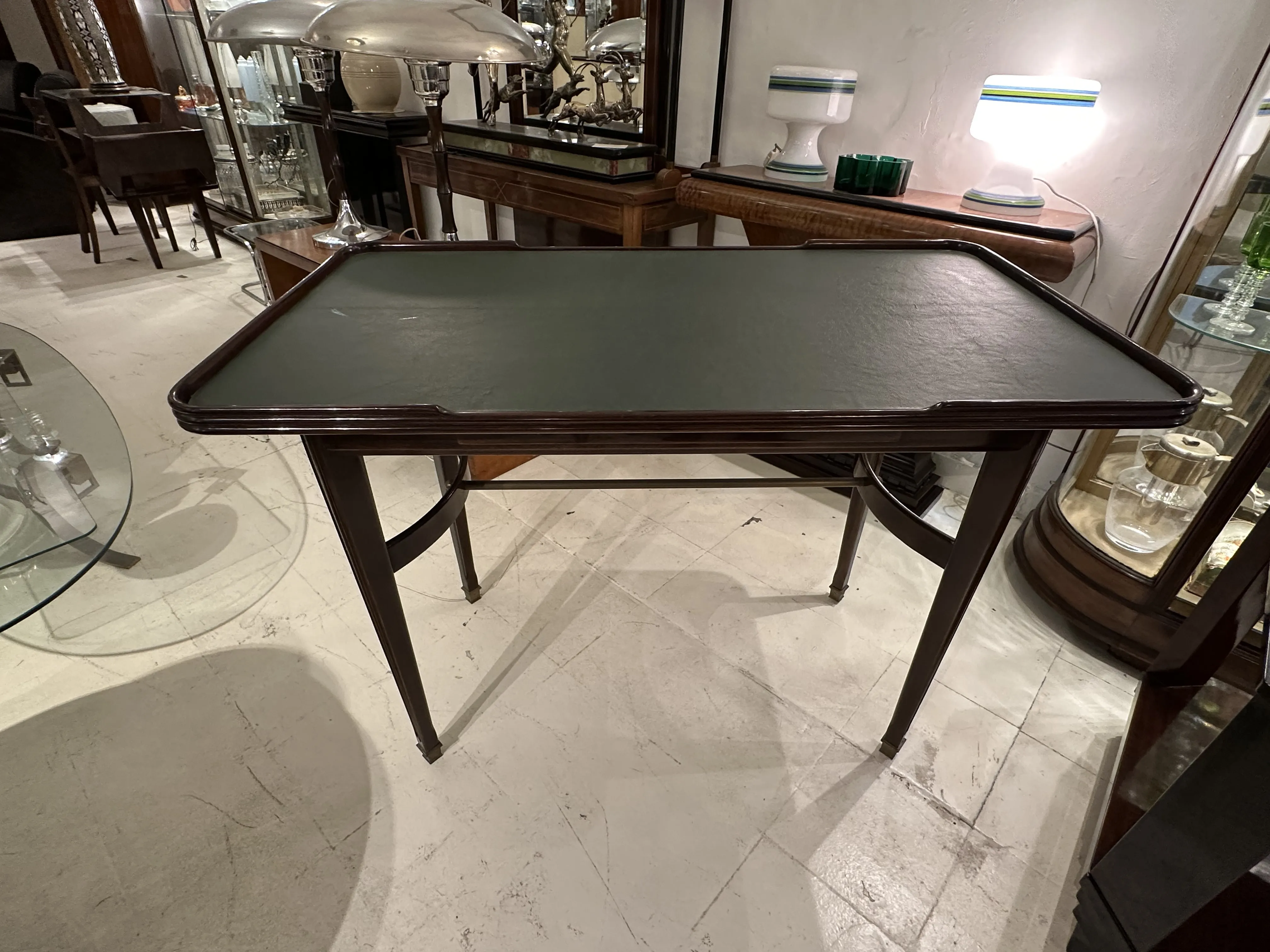 Antiker Esstisch für 4 Personen in elegantem Umfeld.