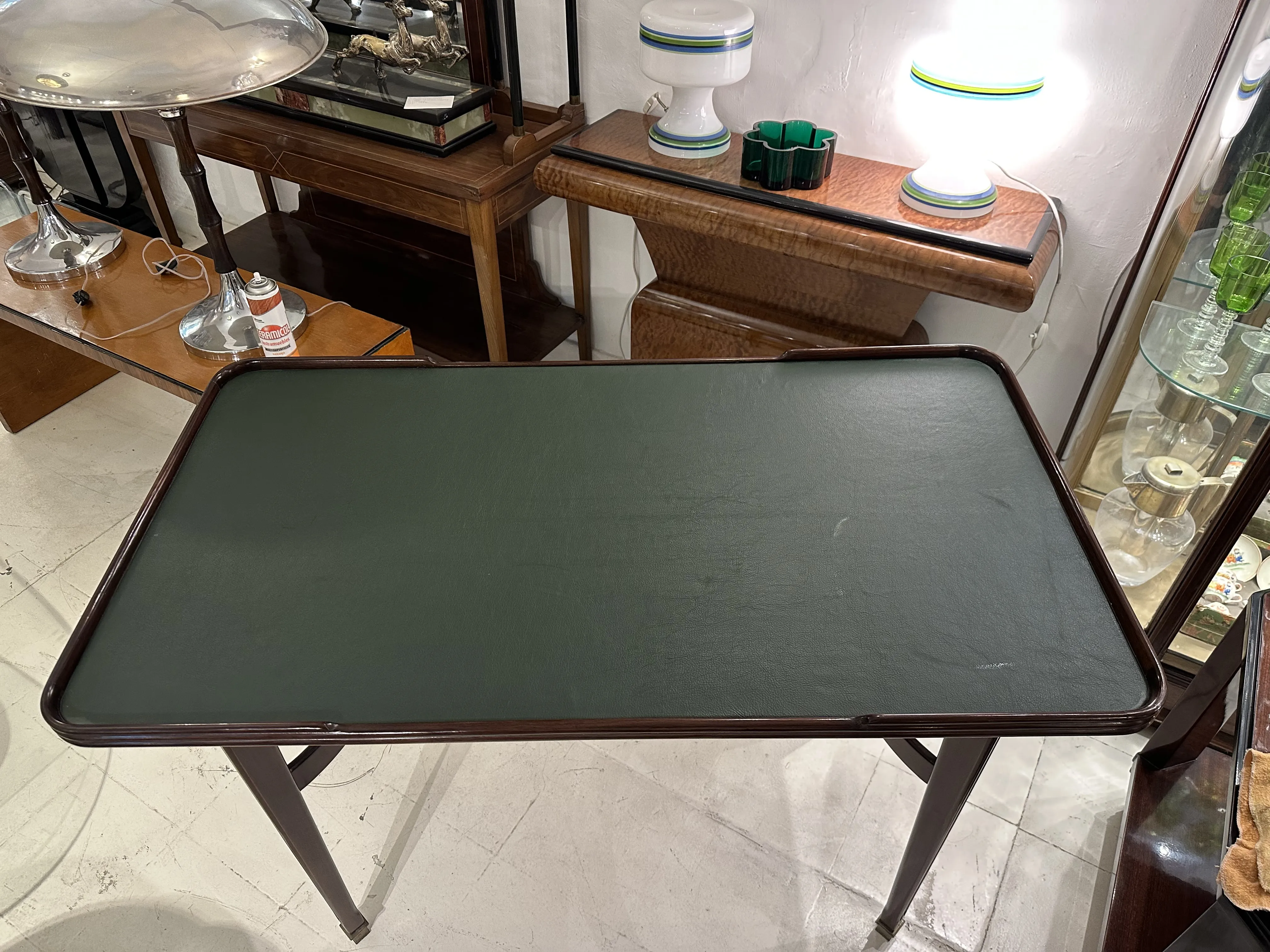 mesa de jantar antiga verde para quatro pessoas em um ambiente elegante