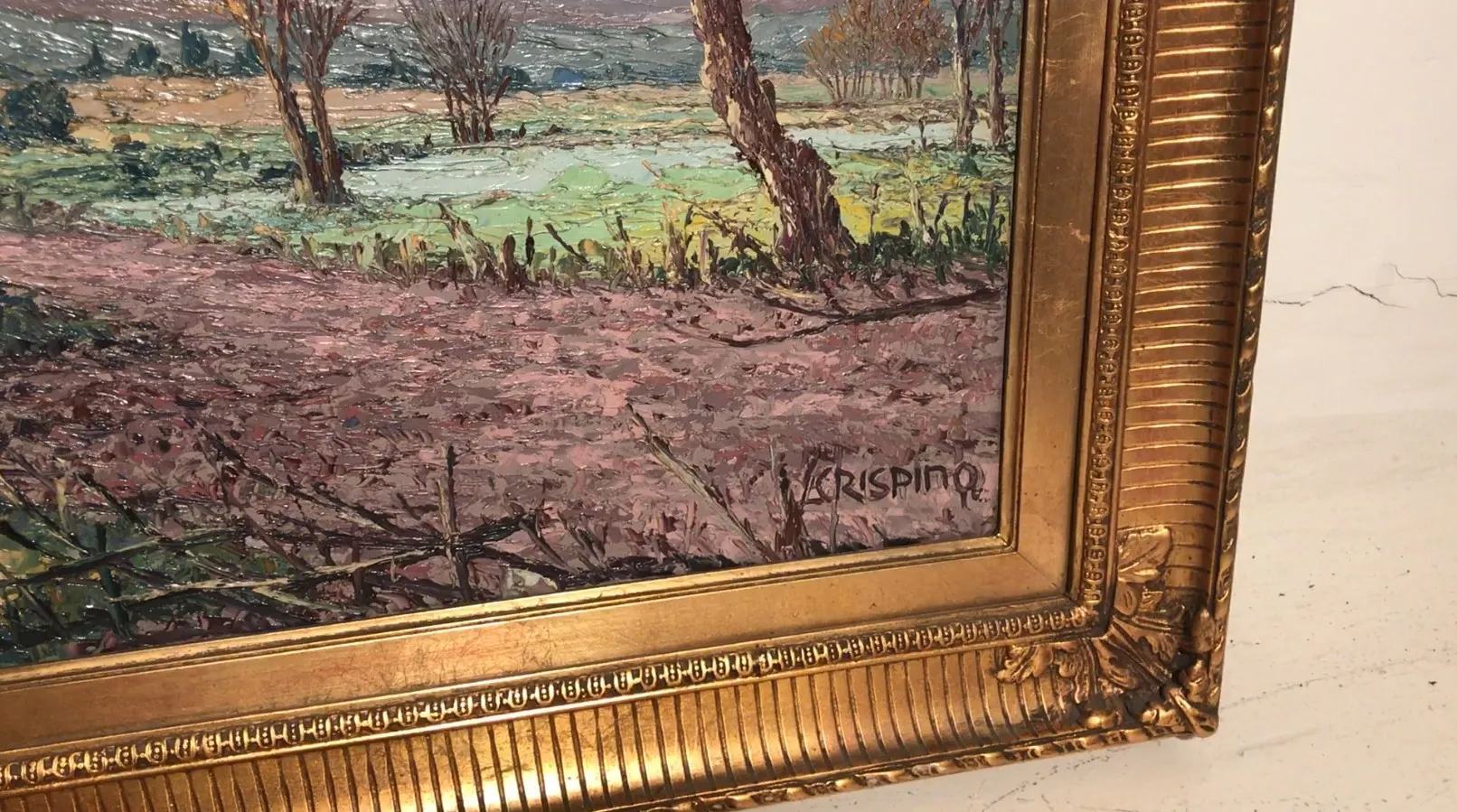 Pittura antica di paesaggi con alberi e toni morbidi.