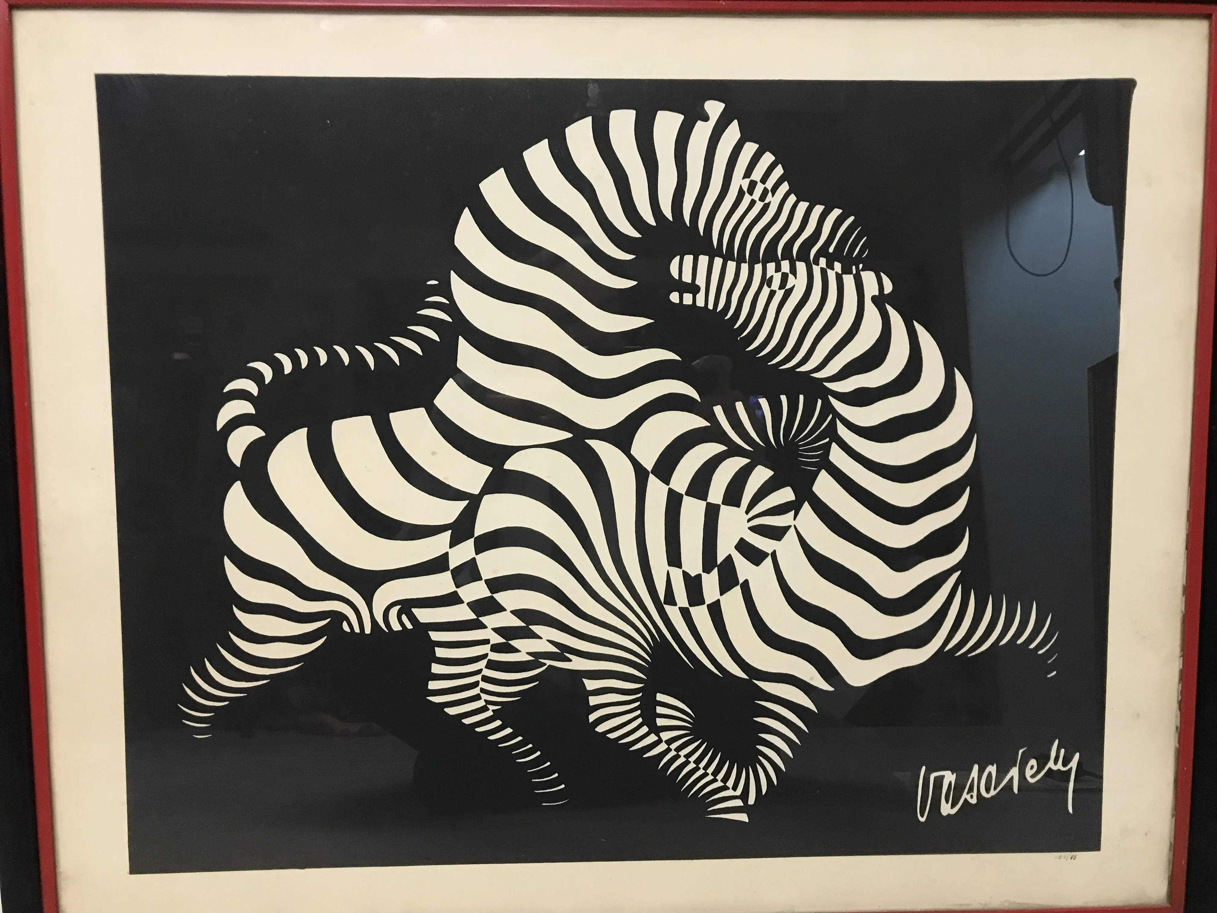 Lame ancienne de Vasarely avec un design en noir et blanc encadrée.