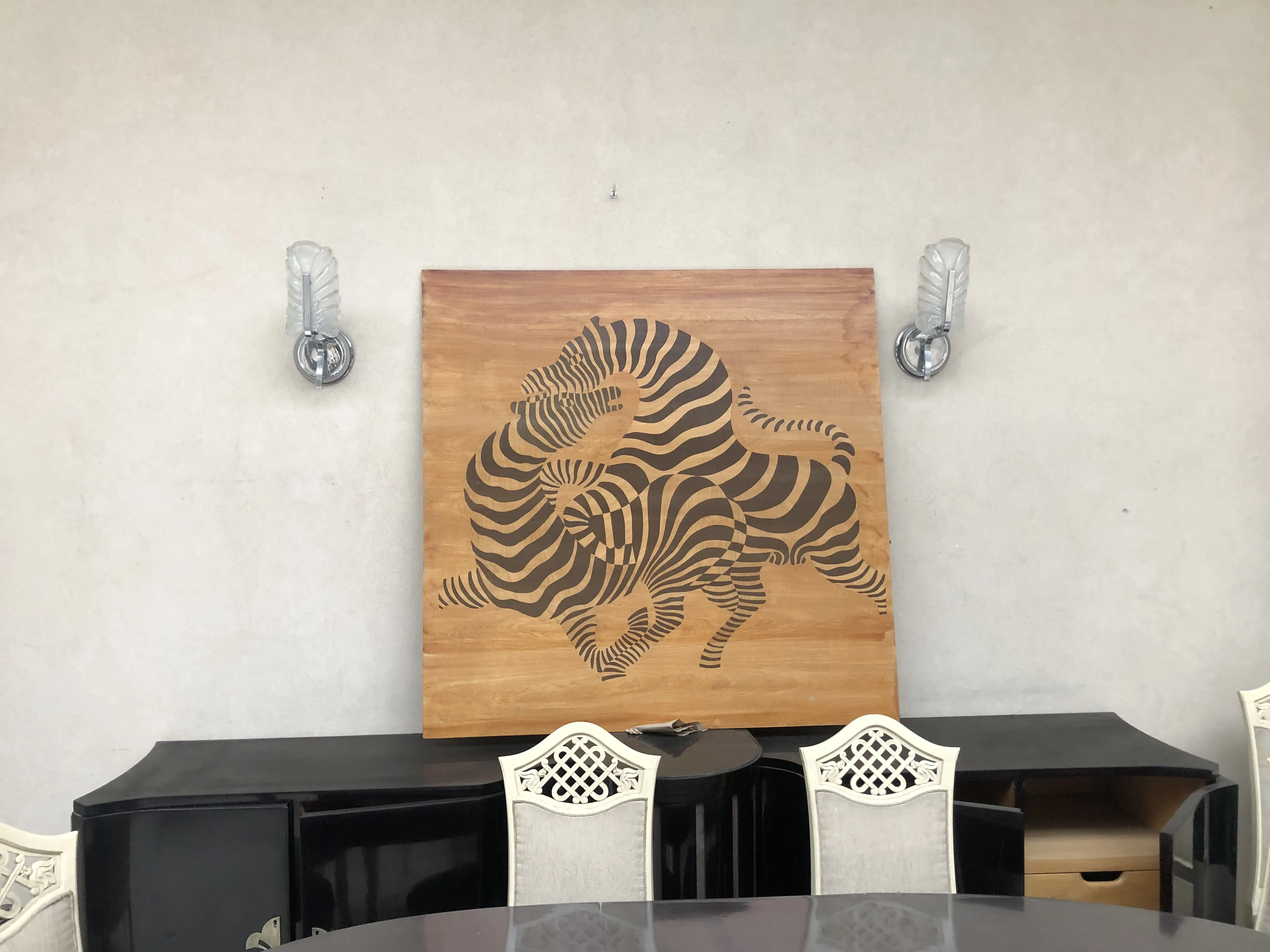 pezzo di intarsio con design a zigzag su sfondo chiaro