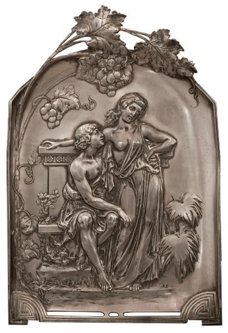 古い壁の銘板にロマンチックな人物と植物が描かれています