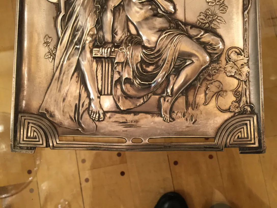 Détails décoratifs sur 2 plaques murales antiques avec des figures humaines.
