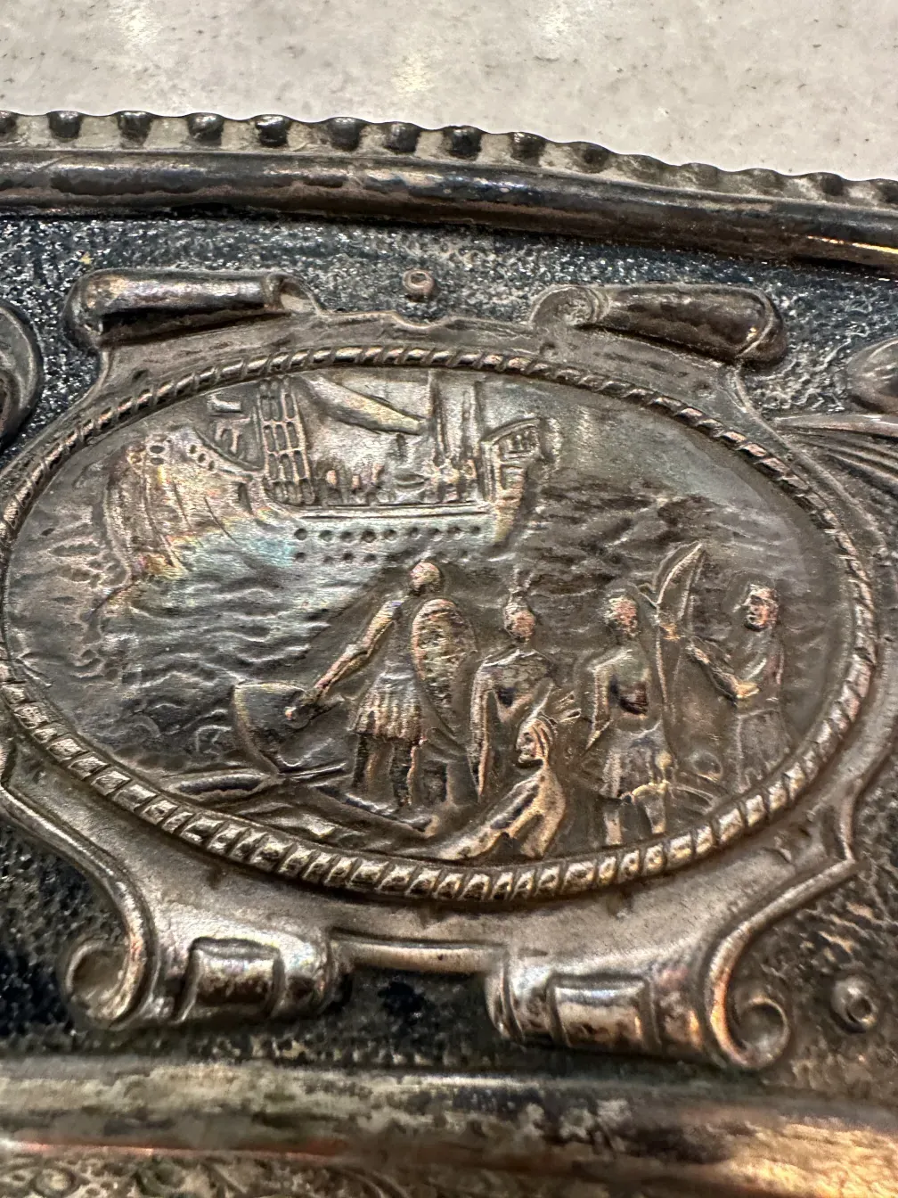 Antigua placa de pared de Cristóbal Colón con detalles históricos en relieve.