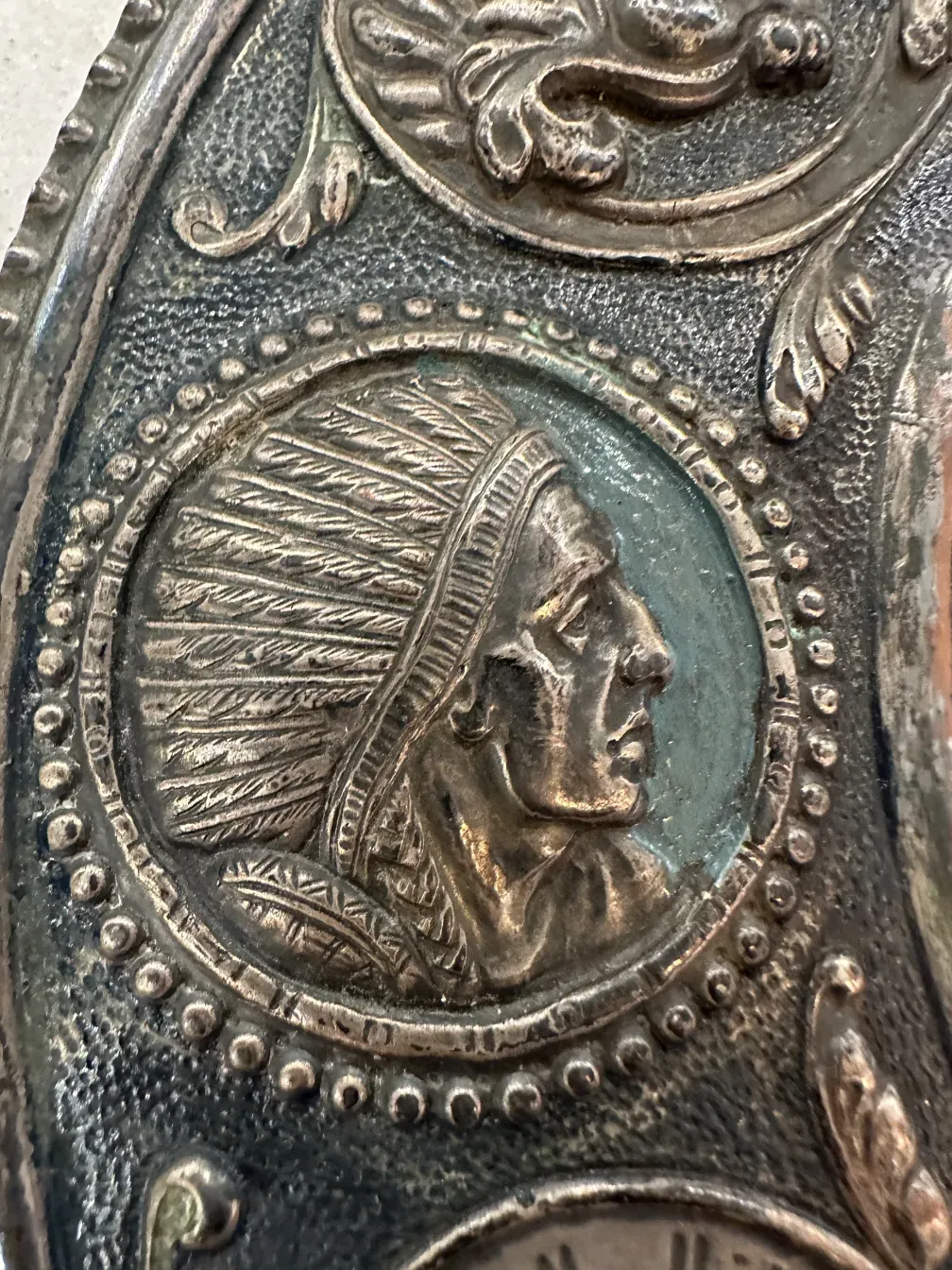 detalle de placa de pared antigua con figura de nativo americano