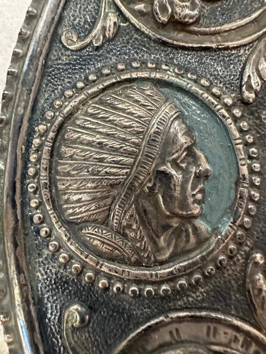 सजावटी दीवार प्लेट जिसमें क्रिस्टोफर कोलंबस का उभरा हुआ चित्र बैकग्राउंड पर है