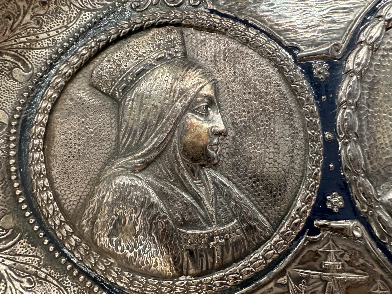 Placca a muro antica con immagine in rilievo di Cristoforo Colombo.