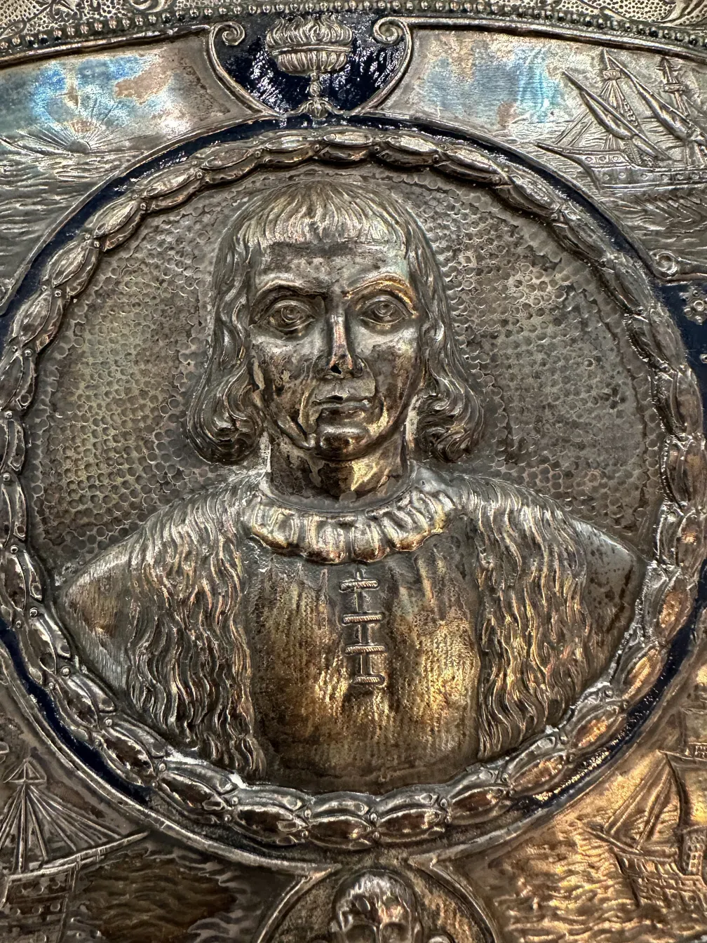 Старинная настенная панель с изображением Христофора Колумба и кораблей