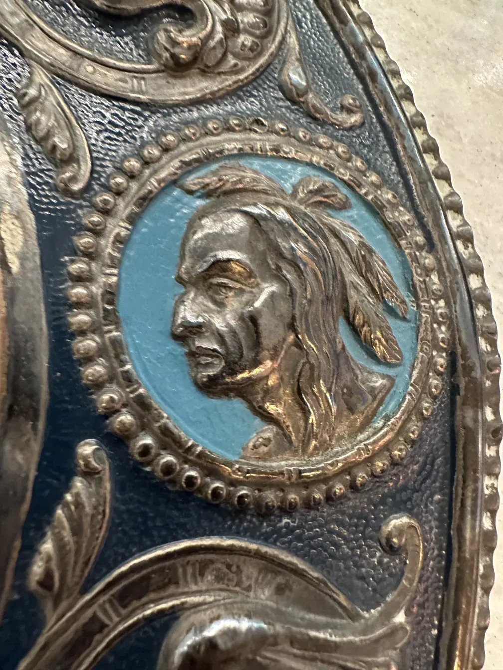 detalhe de placa de parede antiga com retrato