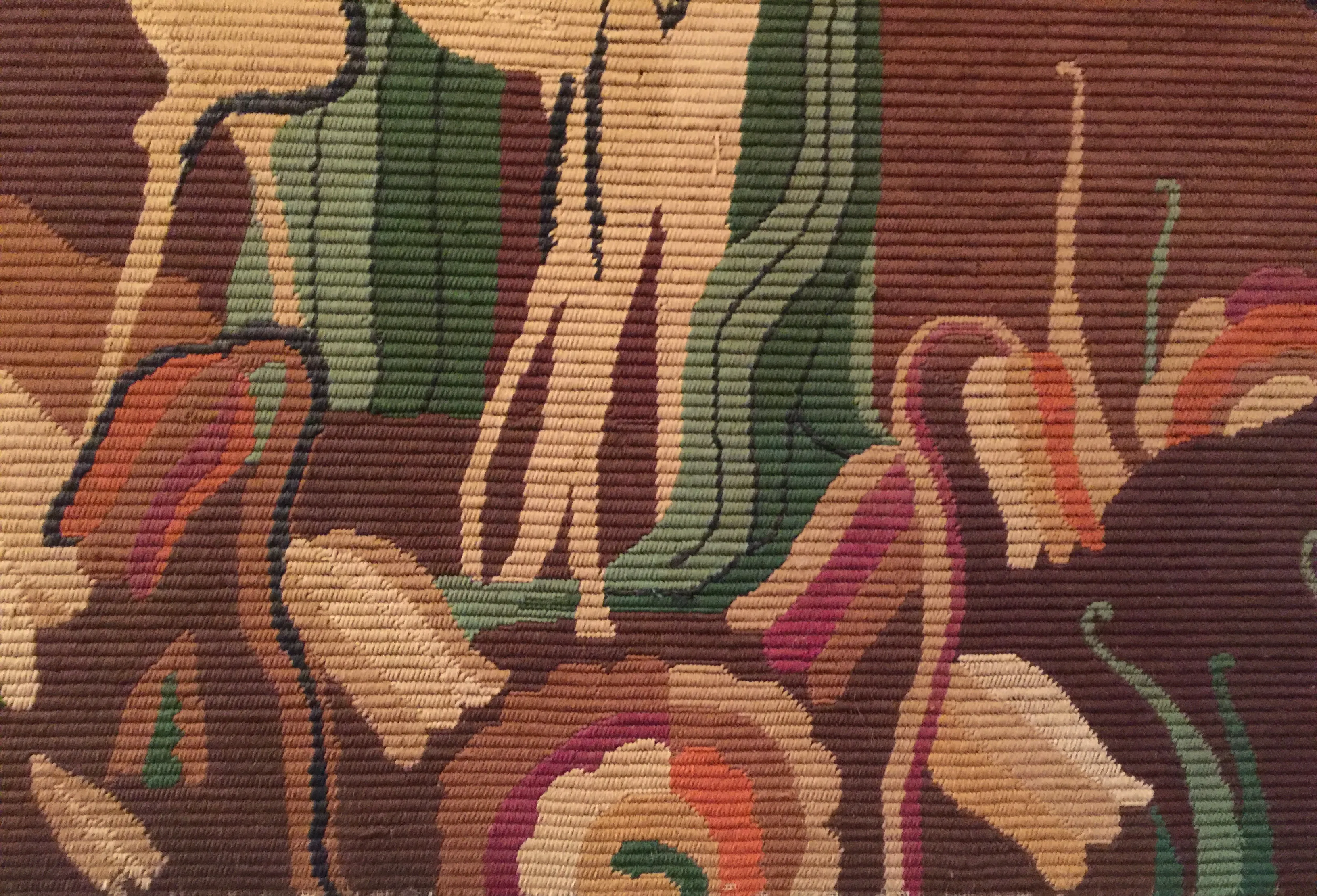 tapisserie ancienne avec des couleurs mélangées et des formes abstraites