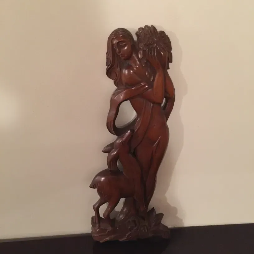 placa de parede antiga com detalhes de relevo e figuras