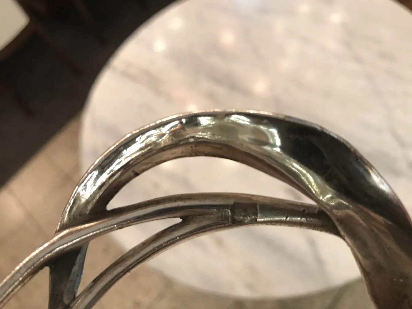 antikes Kartenfach WMF mit eleganten Kurven und subtiler Hintergrund