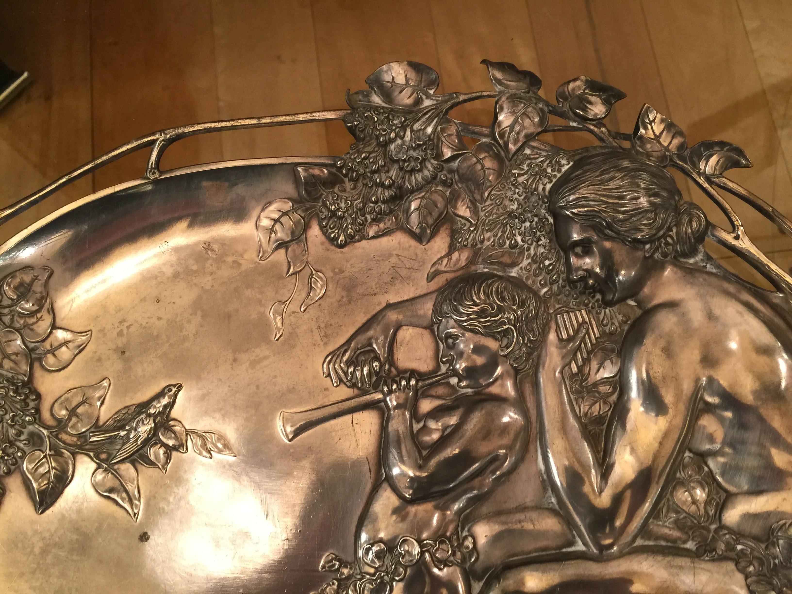 zwei antike Wandtafeln mit erhabenen Figuren, ein Kind spielt Flöte und ein Mann