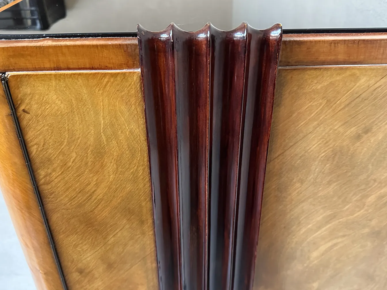 dettaglio di una credenza antica art deco con finiture eleganti