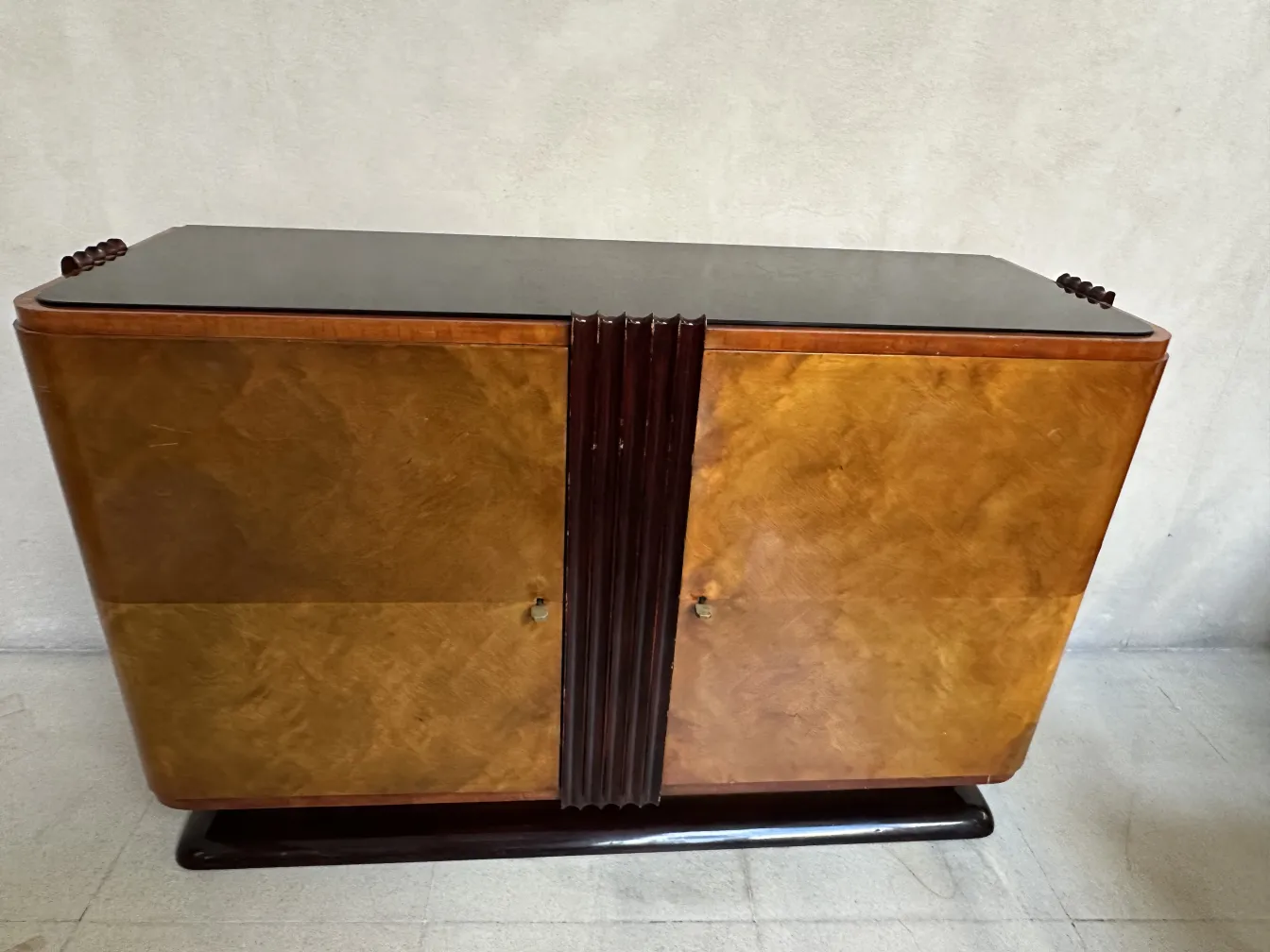 vaisselier ancien art déco au design élégant et courbes