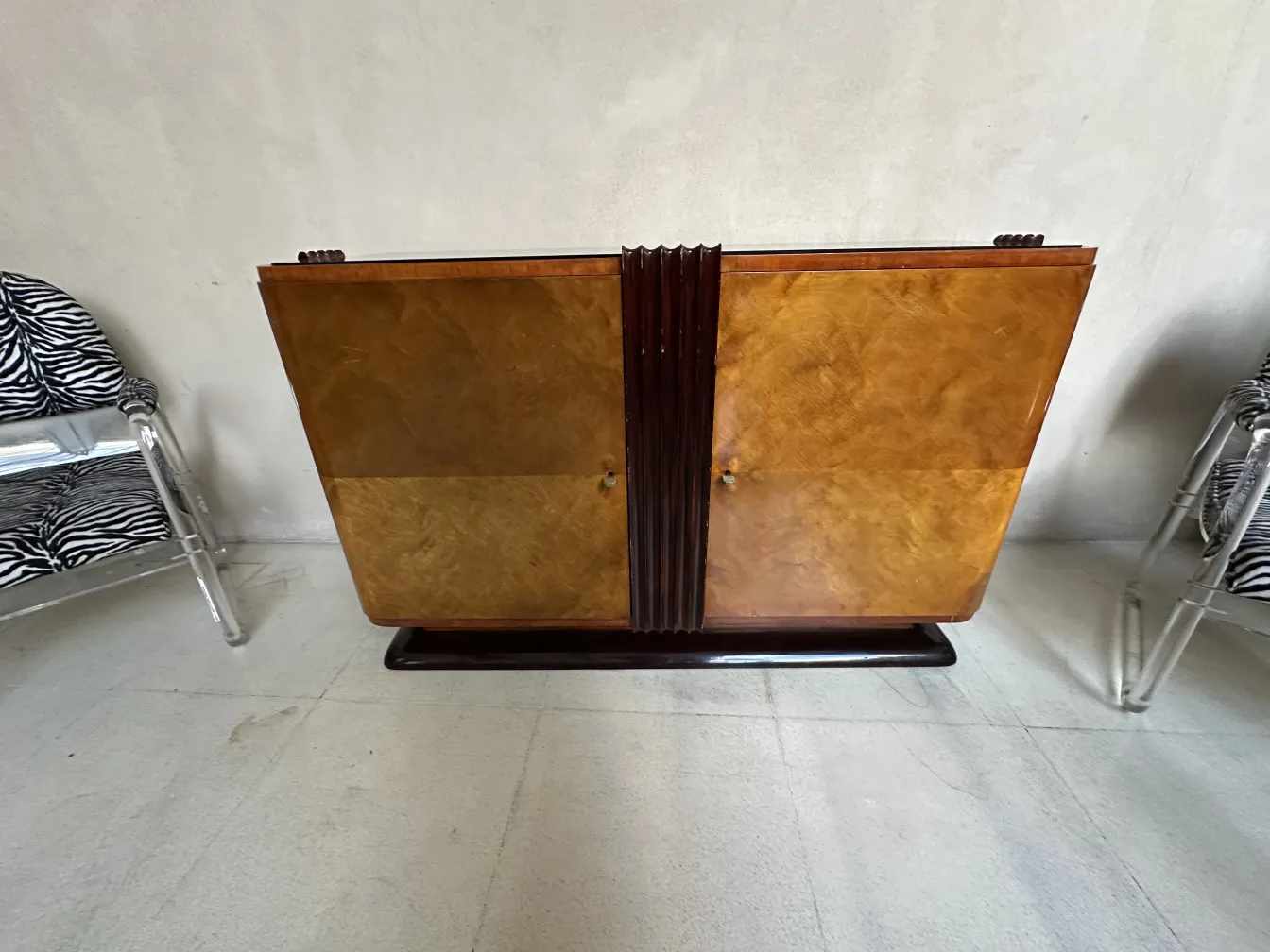 antike anrichte mit art deco design, warme farben