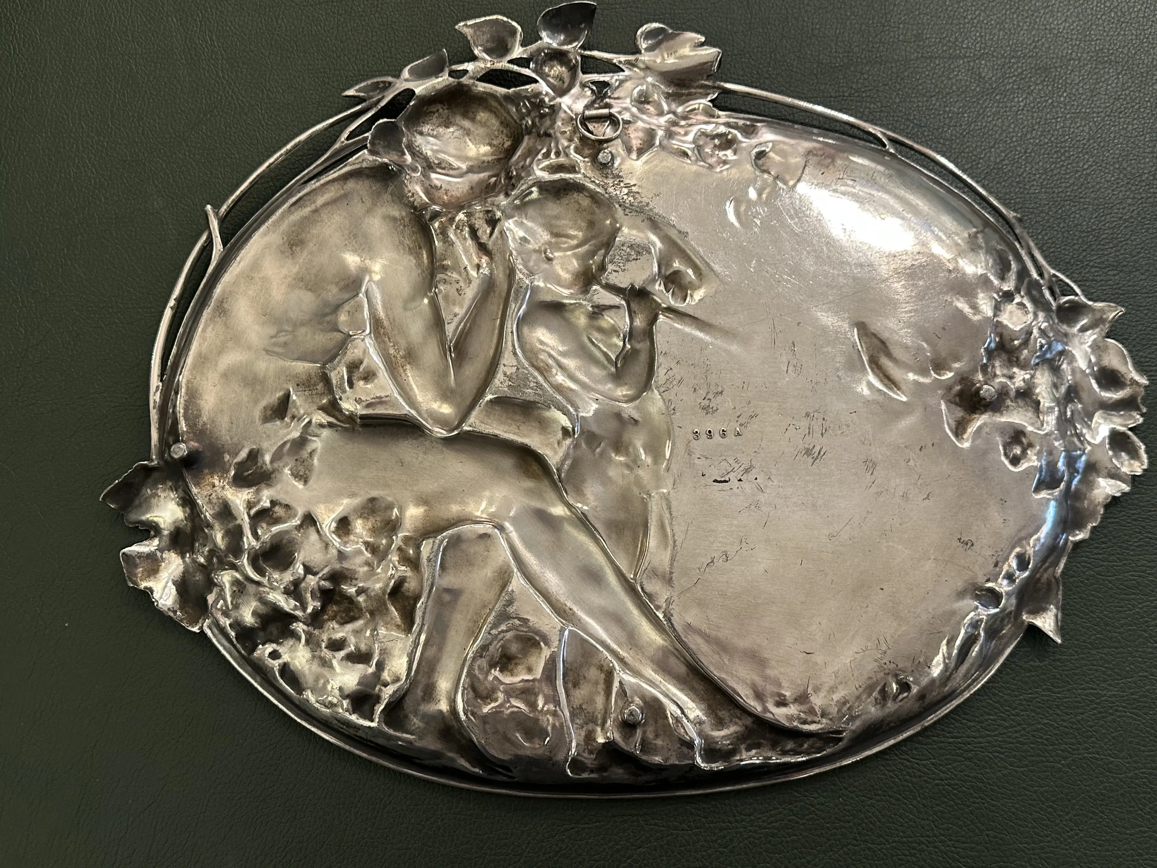 Plaques murales décoratives avec des motifs détaillés et des formes douces.