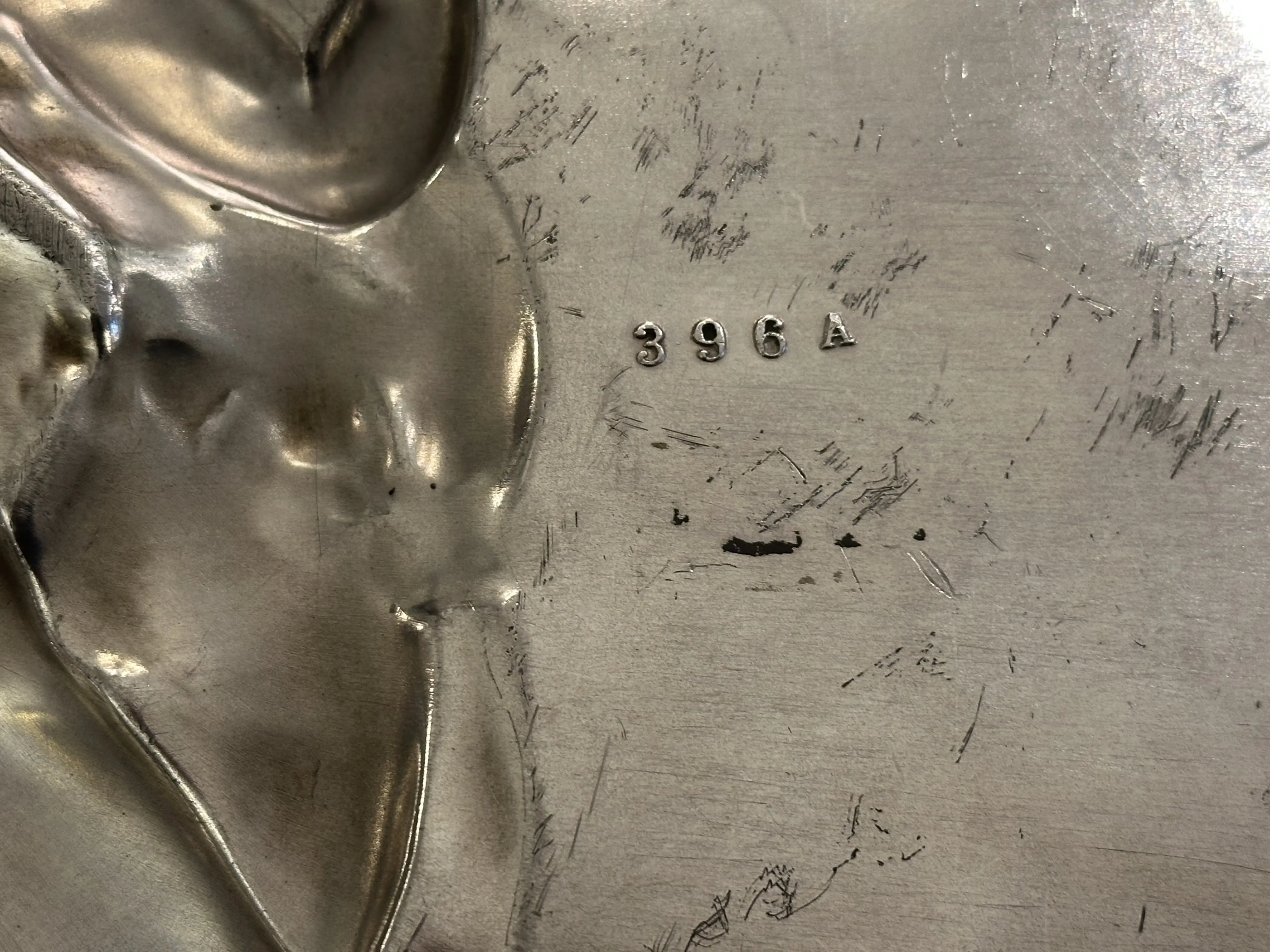 Details von zwei antiken Wandtafeln mit WMF-Design