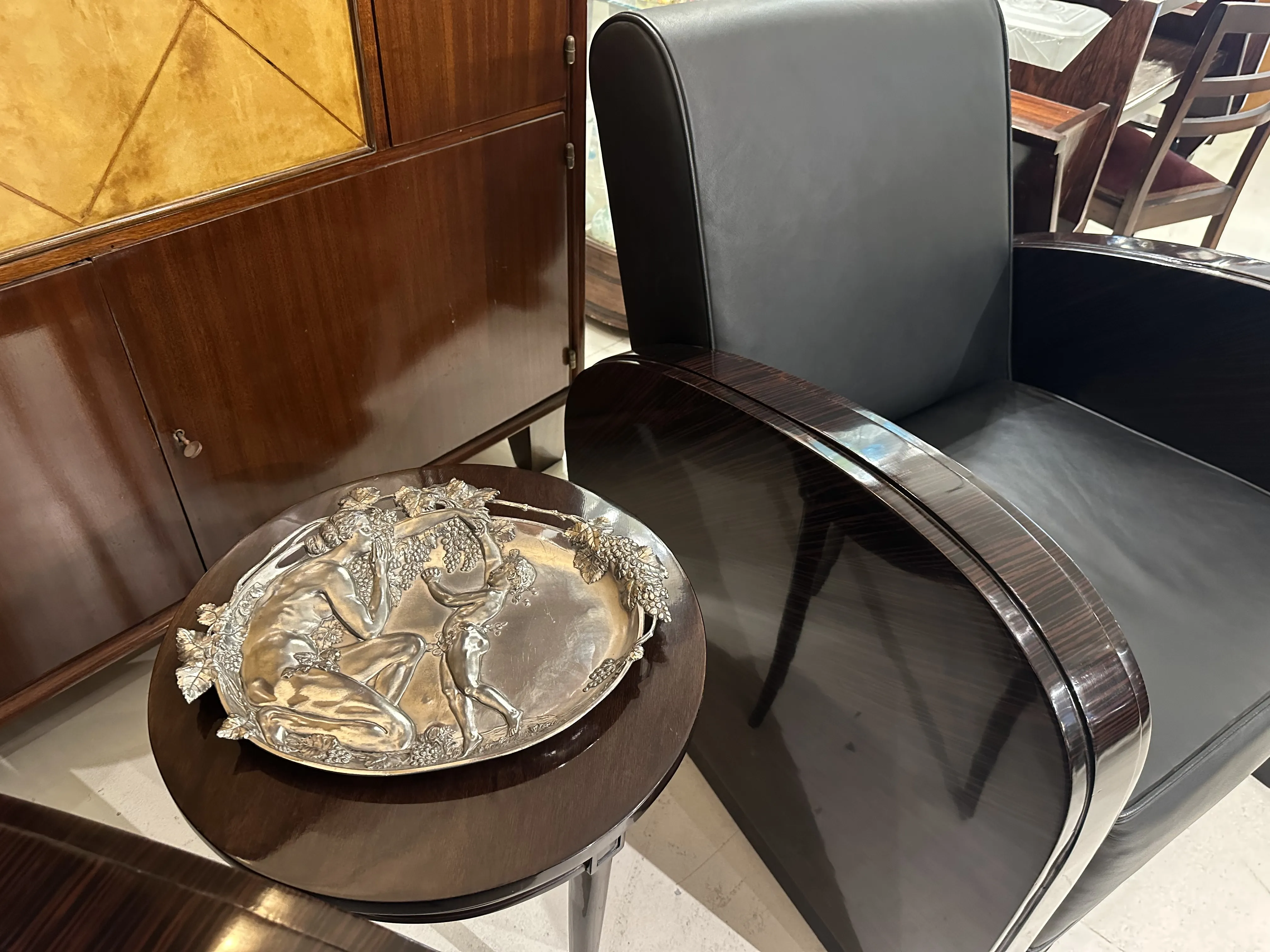2 targhe da muro antiche con design ornato (WMF) su un tavolo.