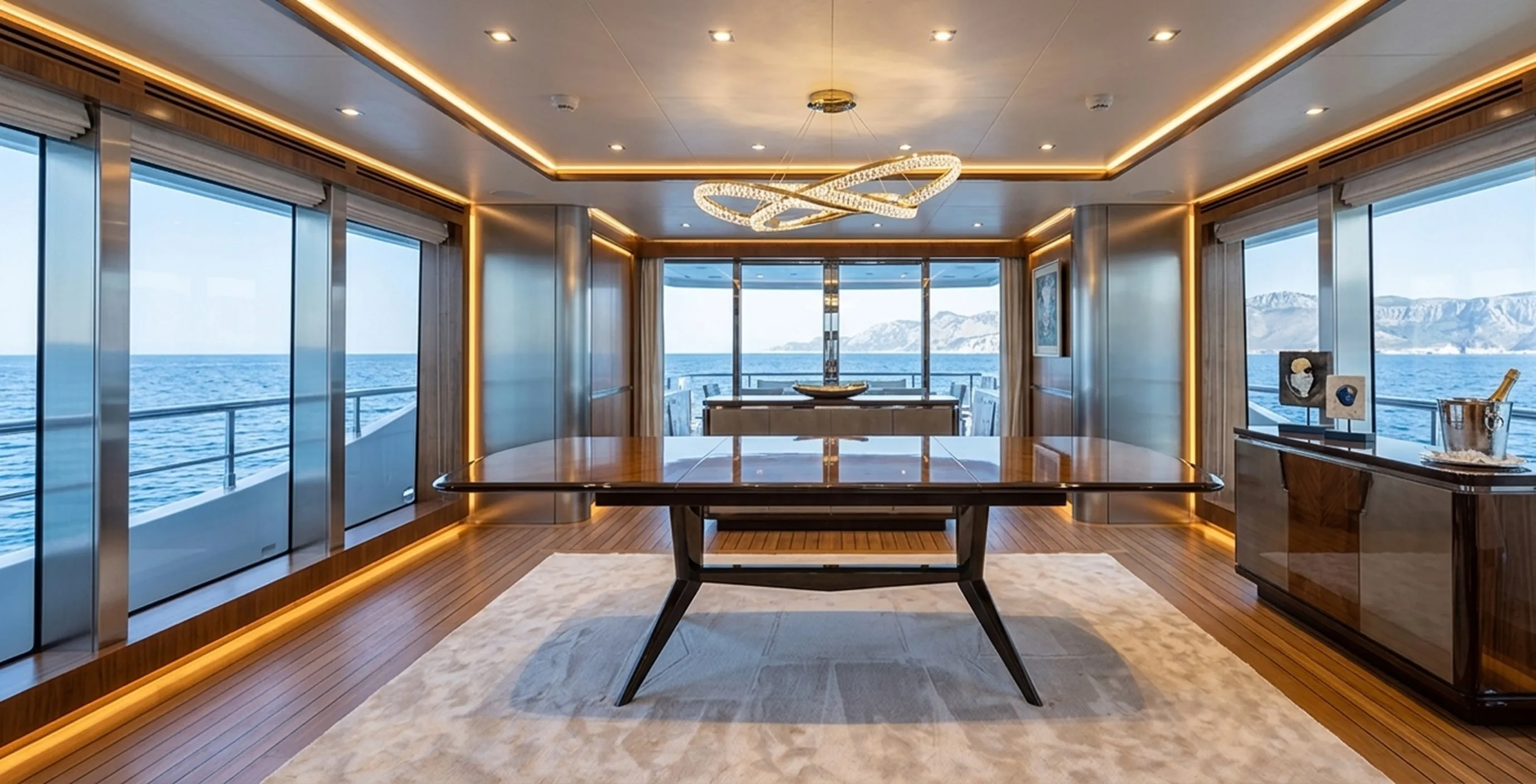 Антикварный стол на 8 человек в современном окружении