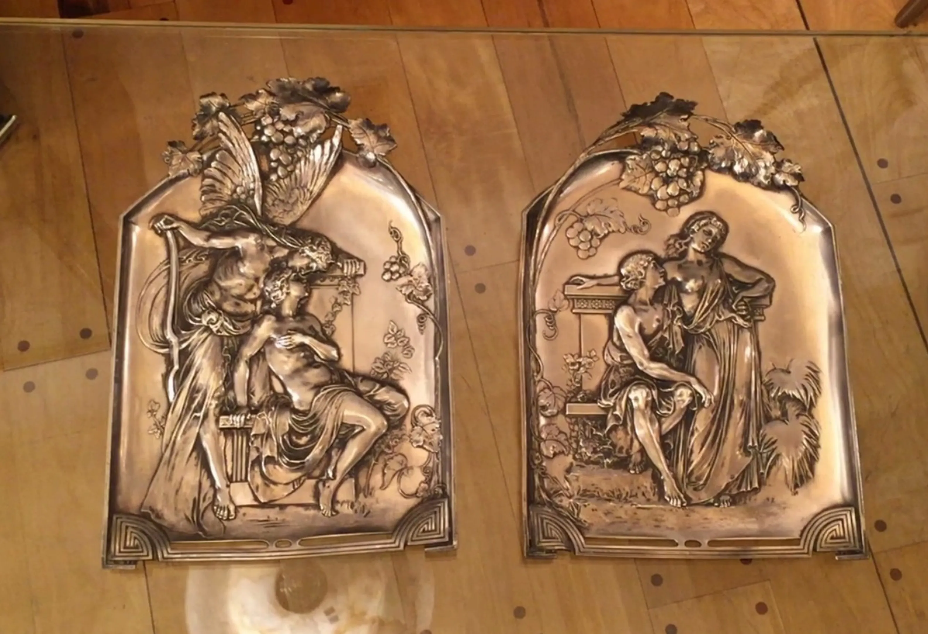 duas antigas placas de parede com decoração detalhada