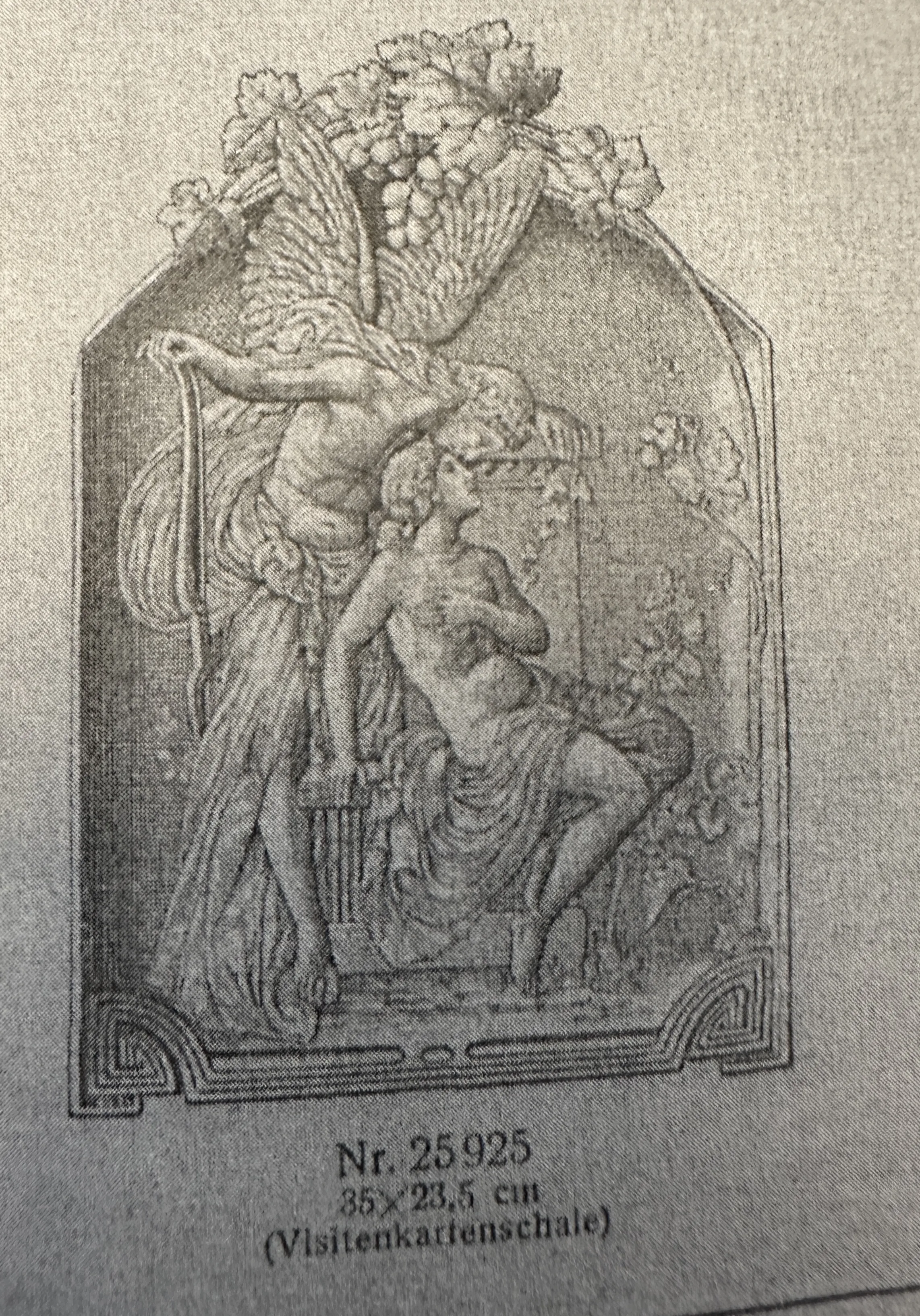 Deux plaques murales anciennes avec des scènes décoratives