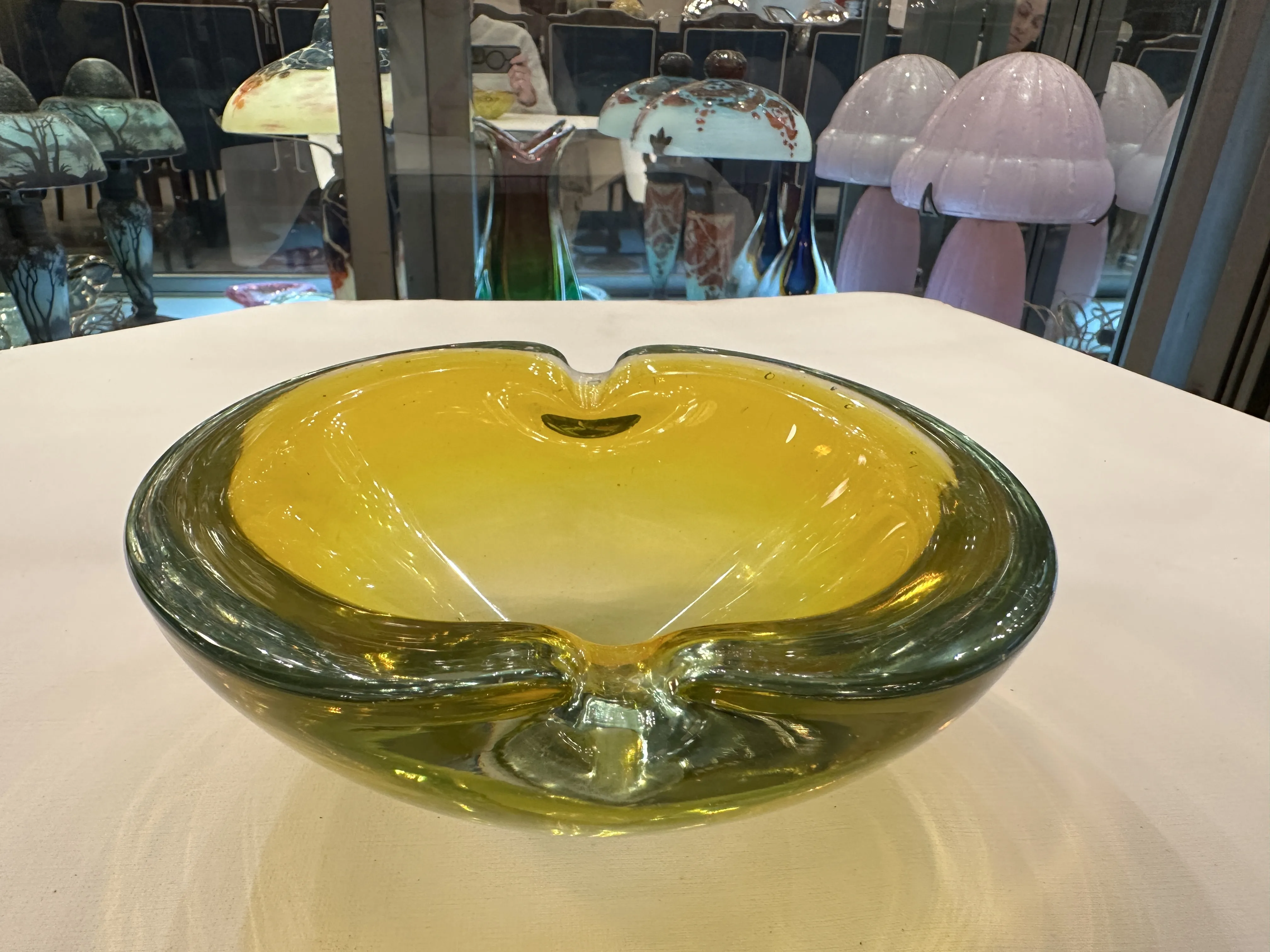 ciotola in vetro di murano con tonalità gialle e verdi, decorazione antica